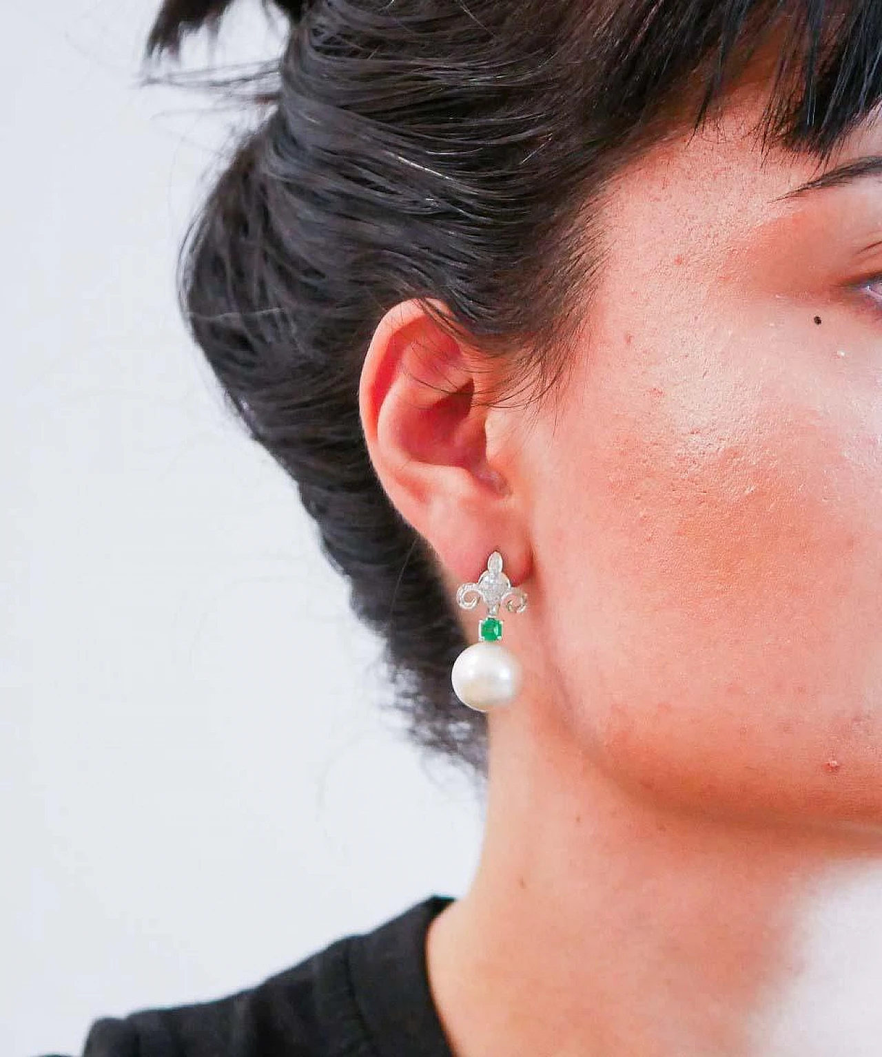 Pendant earrings in platinum with pearls, emeralds and diamonds, 1970s 4