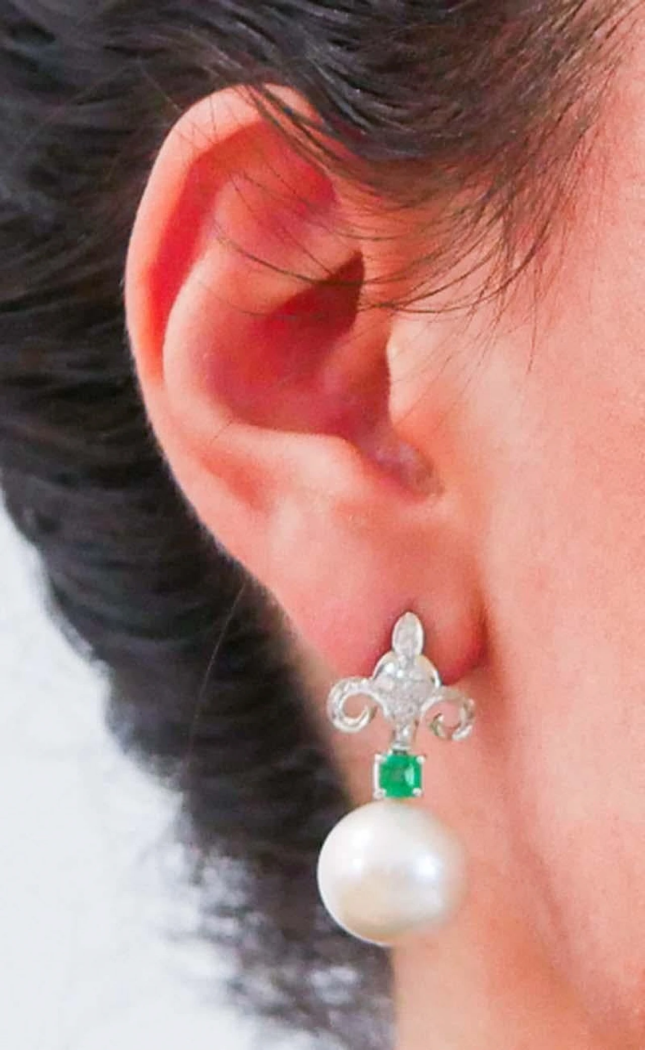 Pendant earrings in platinum with pearls, emeralds and diamonds, 1970s 5