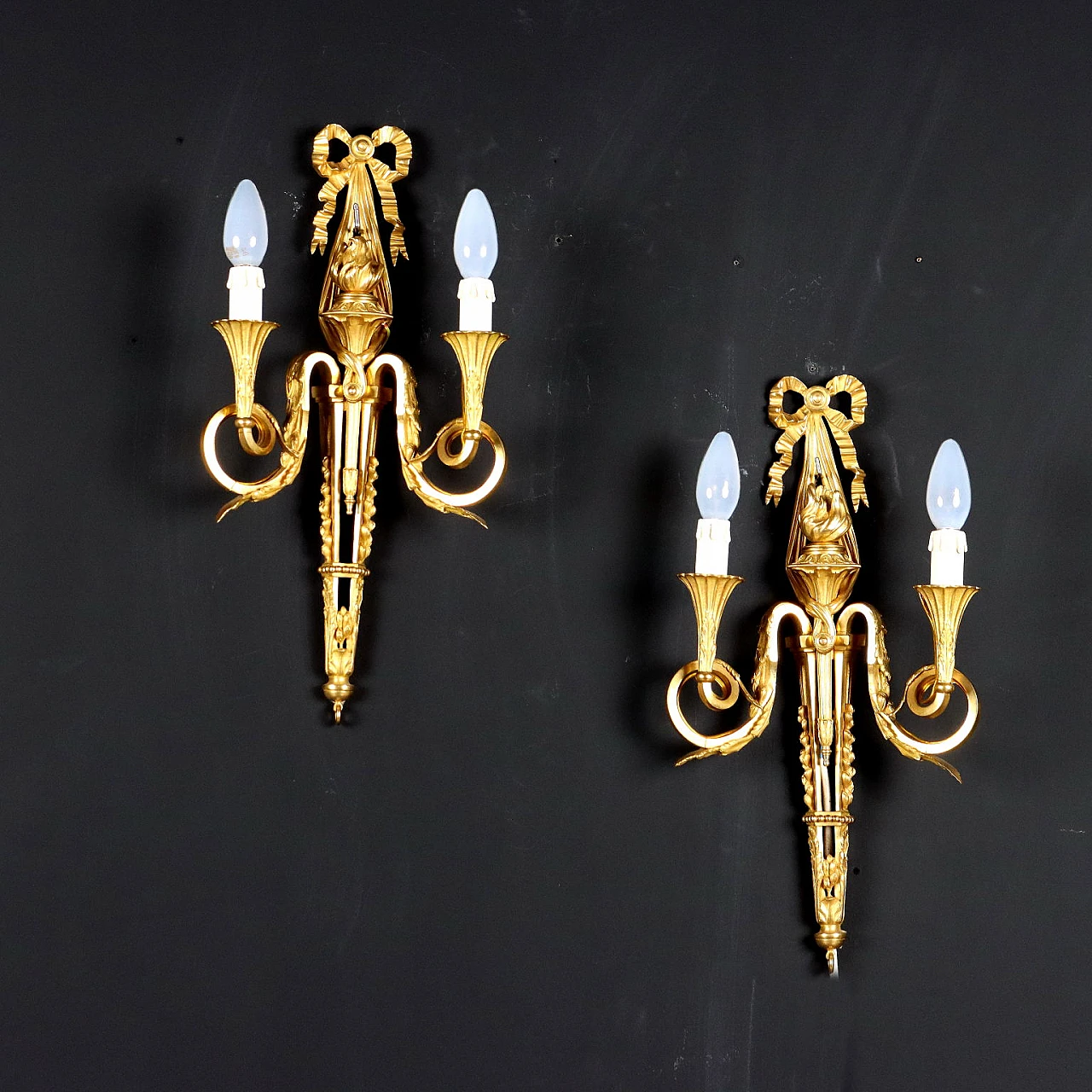 Coppia di applique a due luci stile Neoclassico in bronzo dorato 1