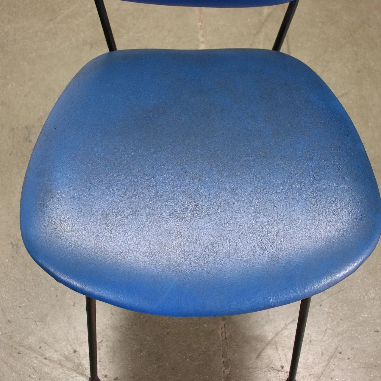 Sedia in metallo smaltato con rivestimento in similpelle, anni '60 4