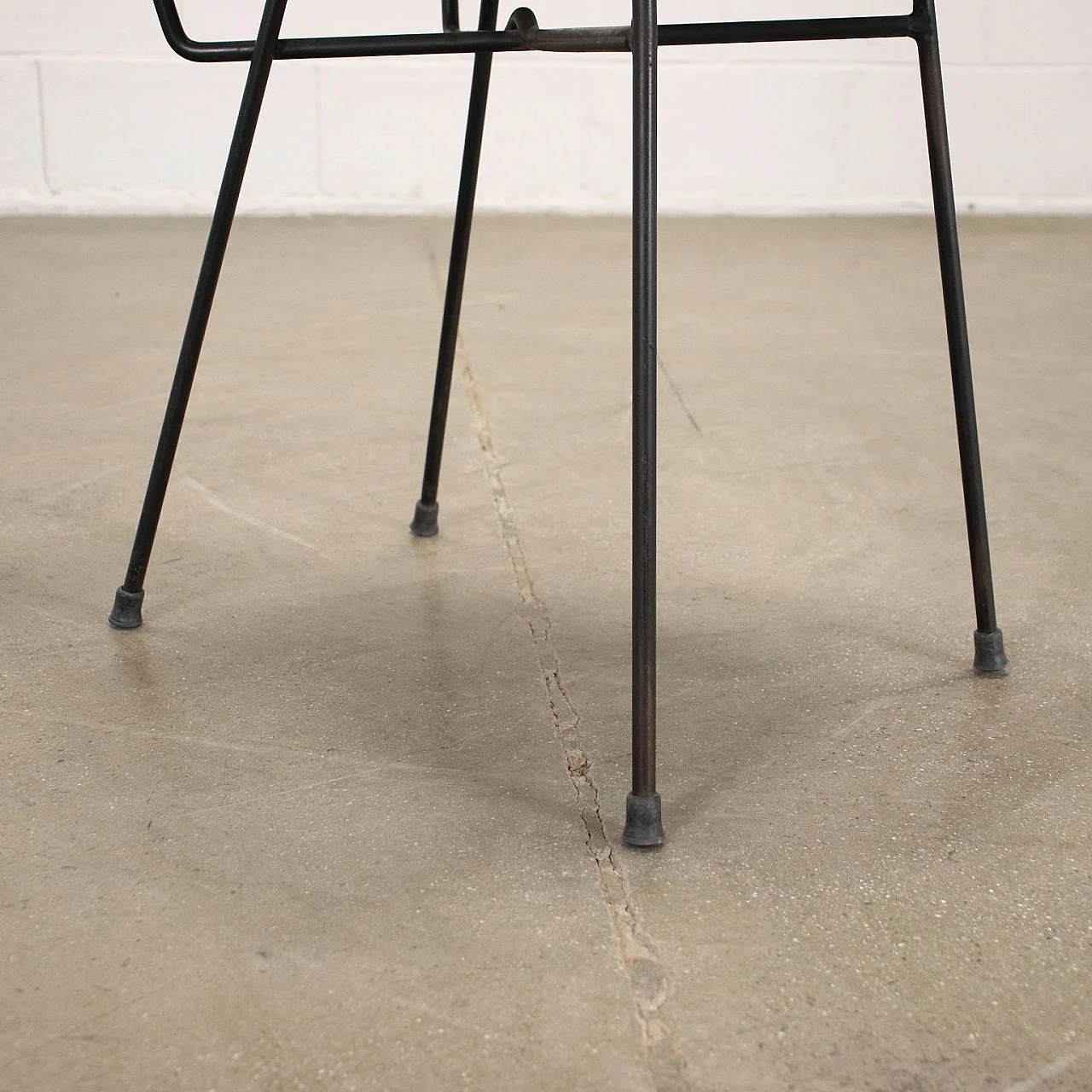 Sedia in metallo smaltato con rivestimento in similpelle, anni '60 5