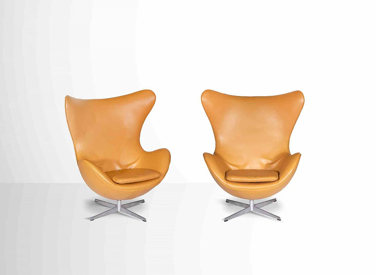 Fritz Hansen, Coppia di poltrone lounge "EGG" in pelle 1960-1979 1