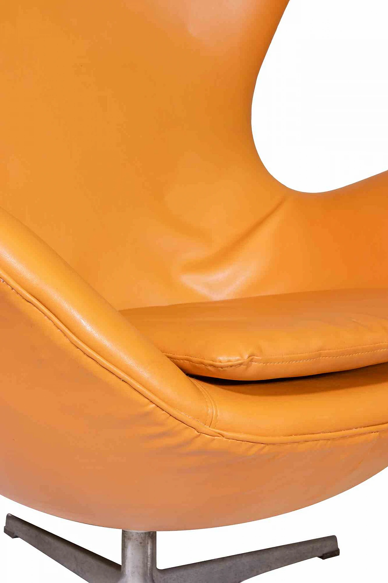 Fritz Hansen, Coppia di poltrone lounge "EGG" in pelle 1960-1979 2