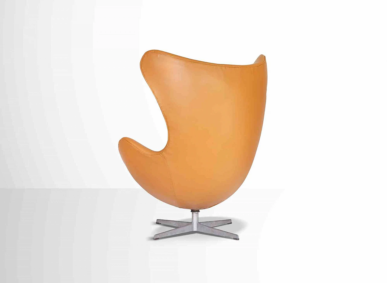 Fritz Hansen, Coppia di poltrone lounge "EGG" in pelle 1960-1979 5