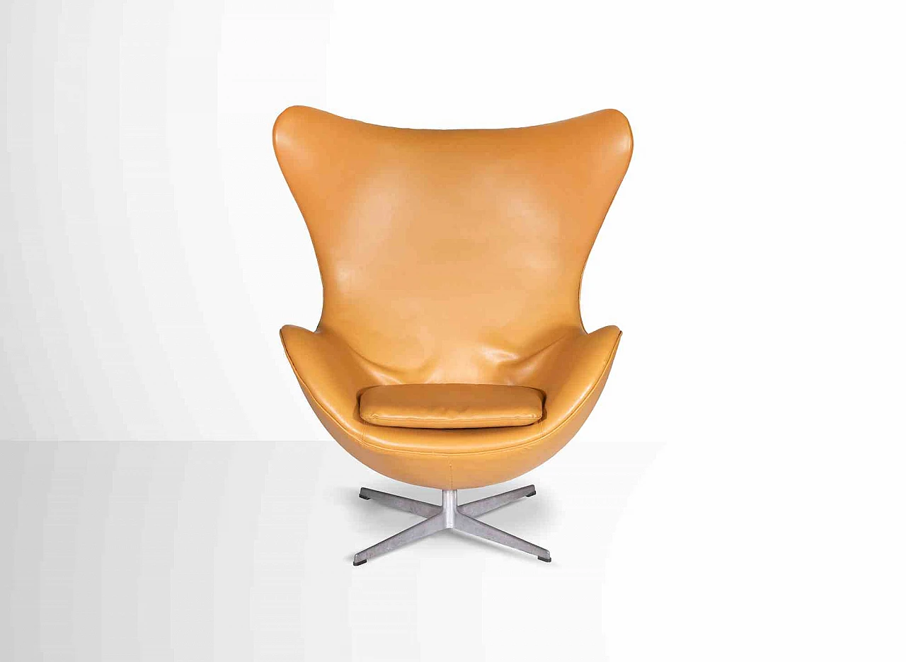 Fritz Hansen, Coppia di poltrone lounge "EGG" in pelle 1960-1979 7