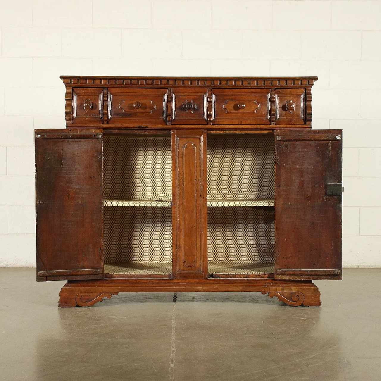 Baroque sideboard in walnut and various woods, 17th century 3