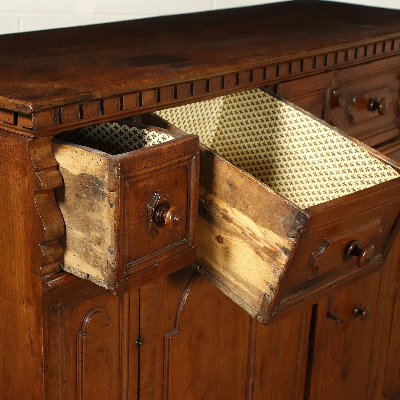 Baroque sideboard in walnut and various woods, 17th century 4