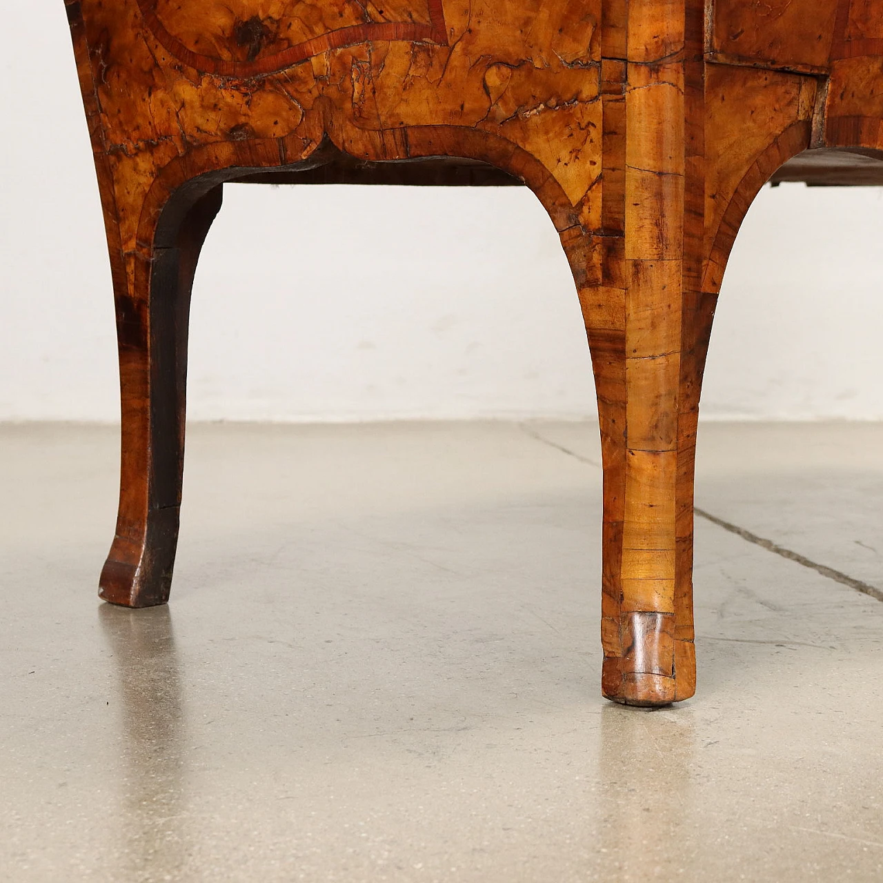 Walnut burl chest of drawers with rosewood fillets, 18th century 4