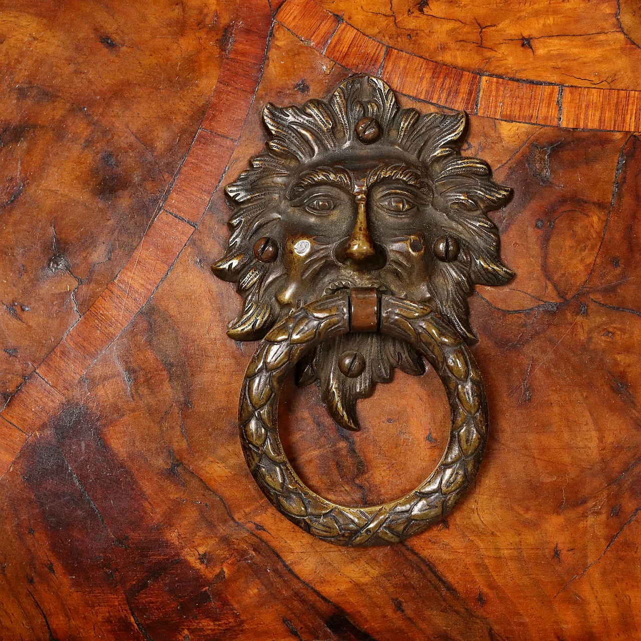 Walnut burl chest of drawers with rosewood fillets, 18th century 5