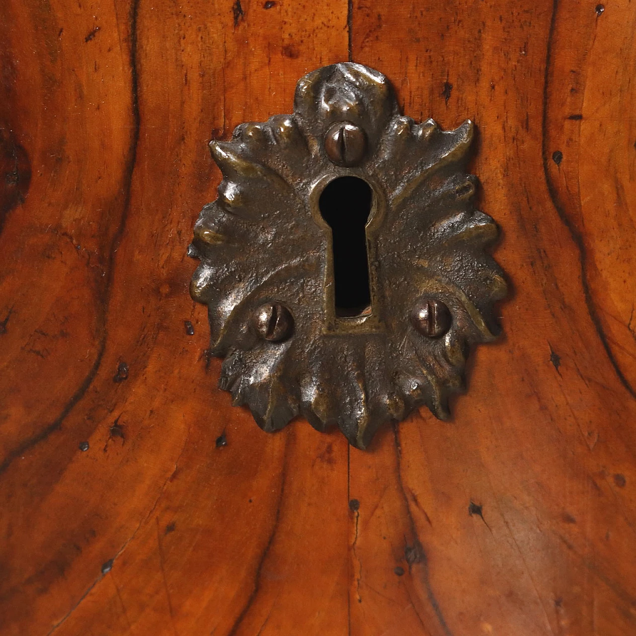 Walnut burl chest of drawers with rosewood fillets, 18th century 6