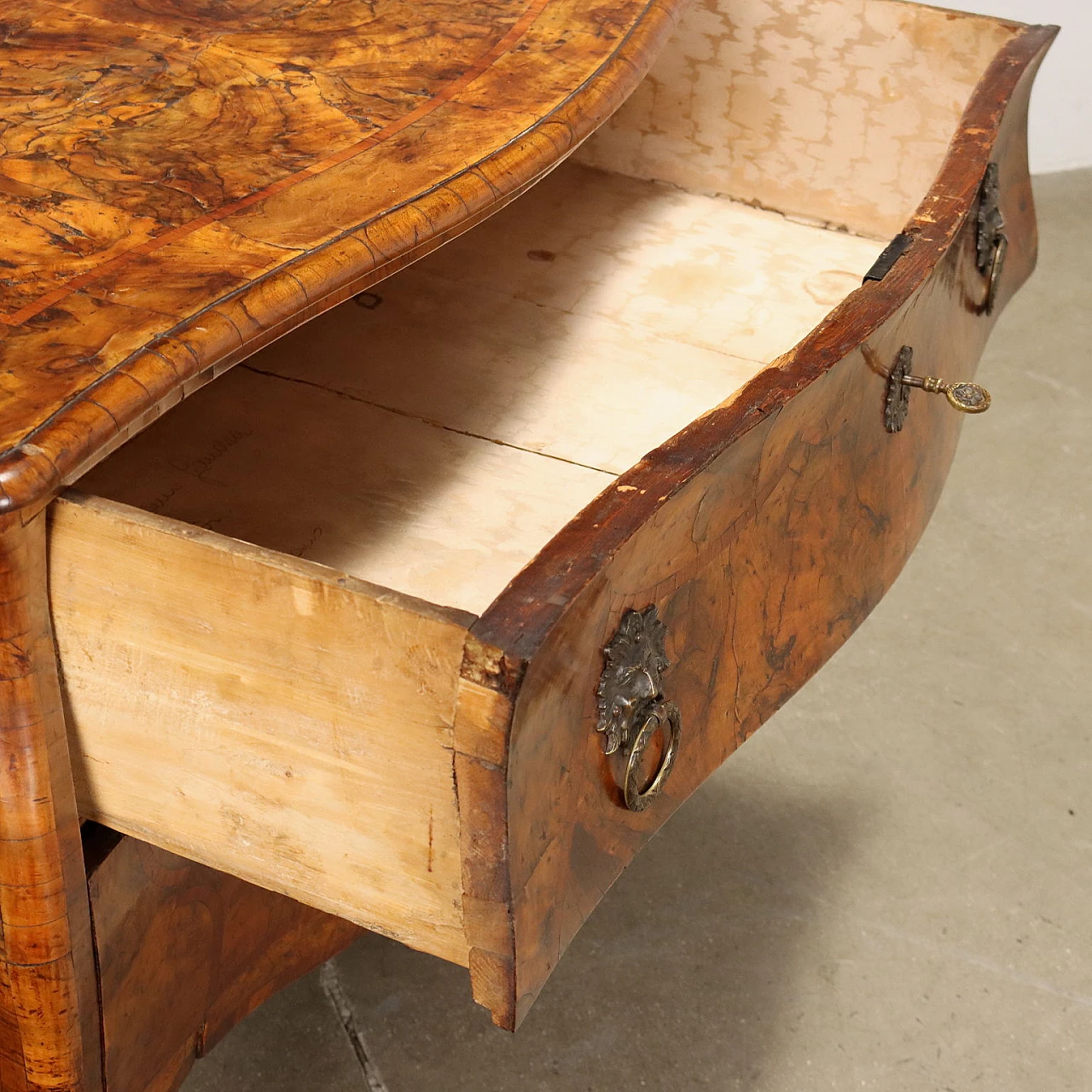 Walnut burl chest of drawers with rosewood fillets, 18th century 7