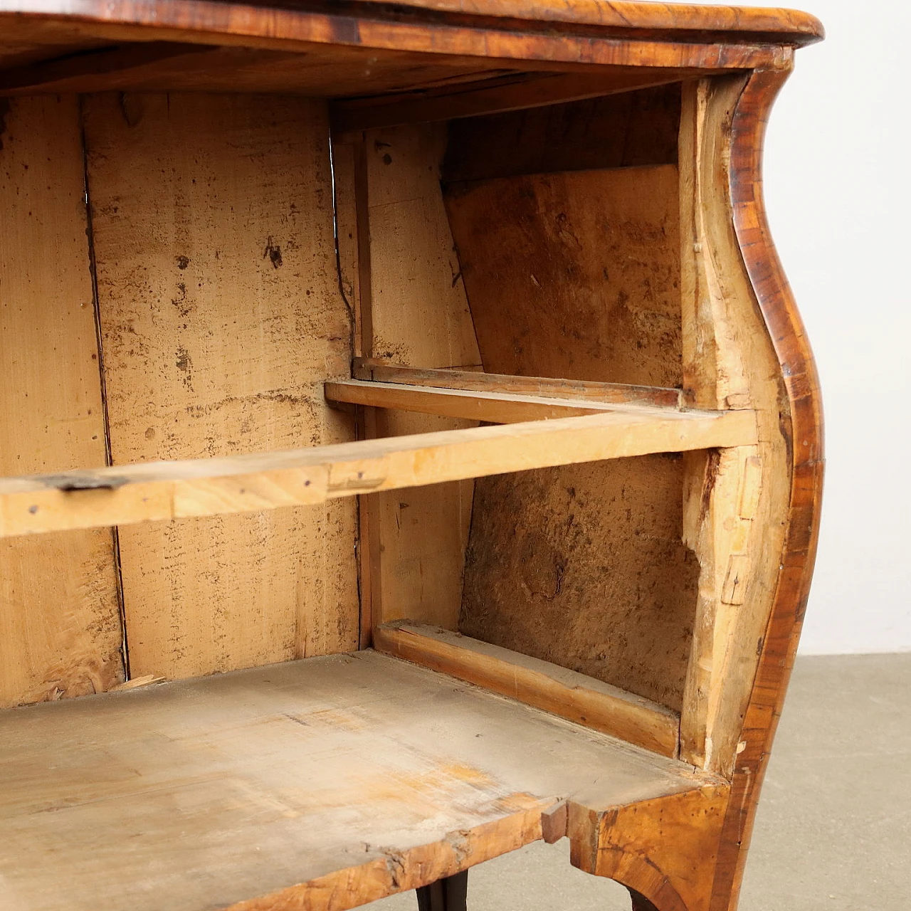 Walnut burl chest of drawers with rosewood fillets, 18th century 8