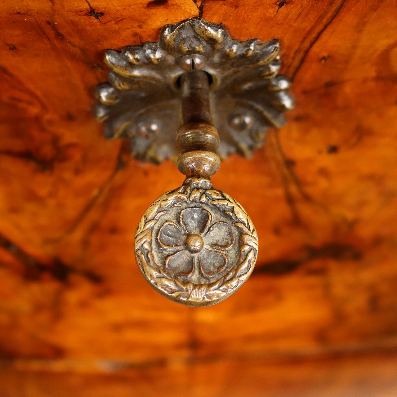 Walnut burl chest of drawers with rosewood fillets, 18th century 9