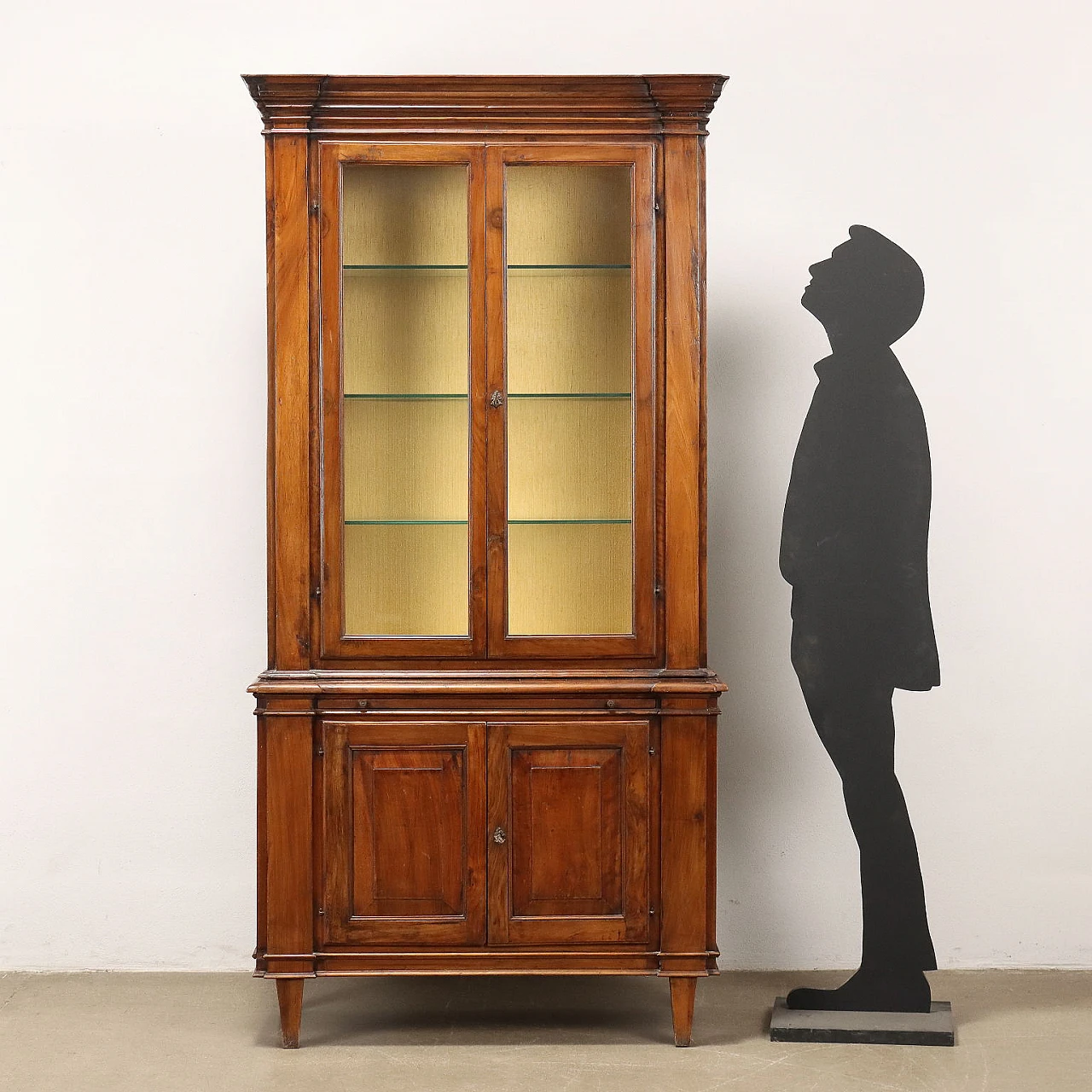 Vetrina in noce con ante e piedi tronco piramidali 2