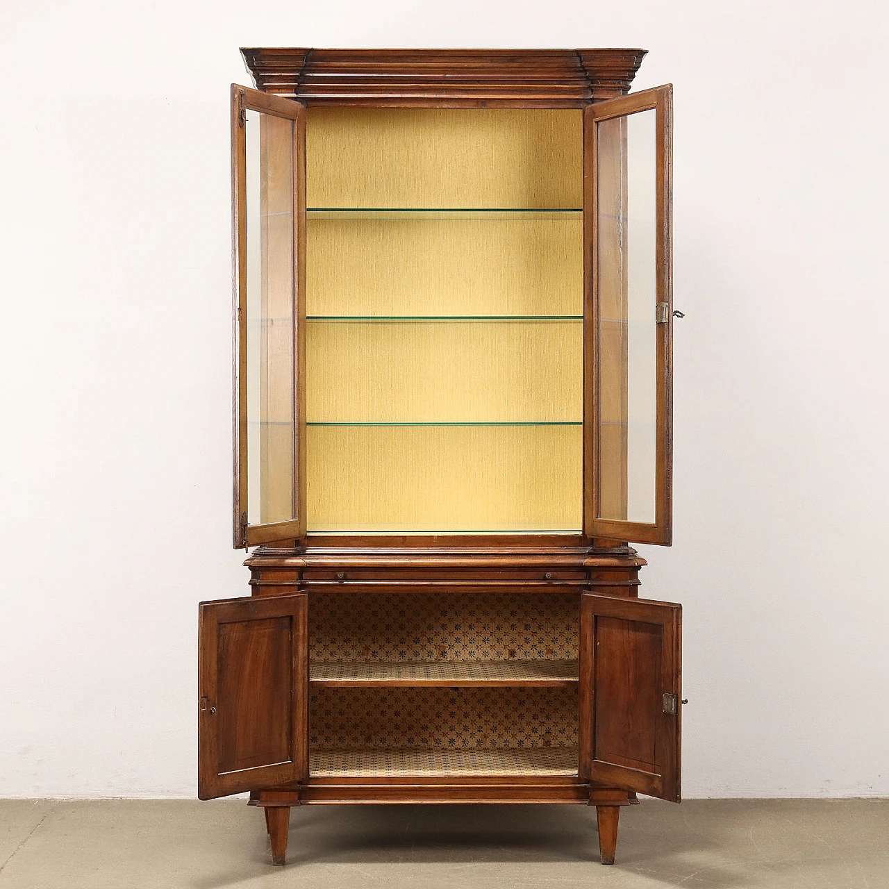 Vetrina in noce con ante e piedi tronco piramidali 3