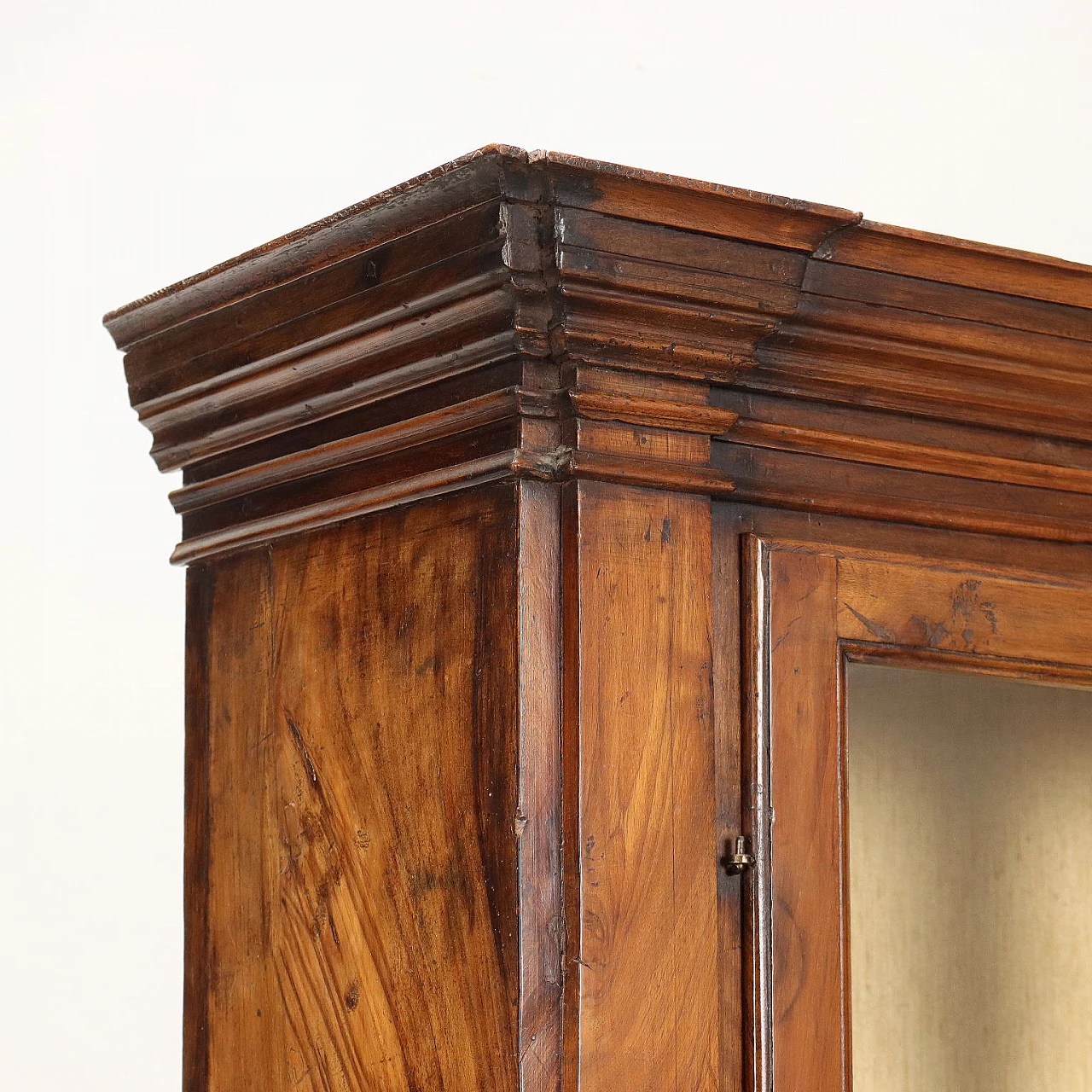Vetrina in noce con ante e piedi tronco piramidali 4
