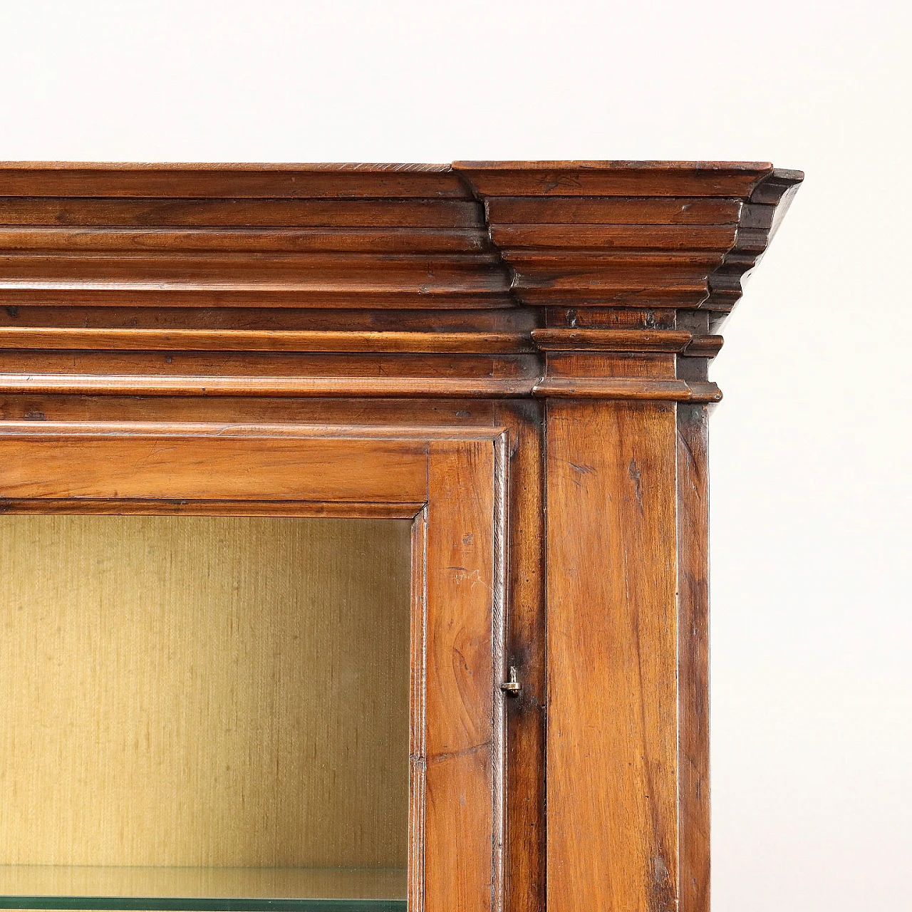 Vetrina in noce con ante e piedi tronco piramidali 5