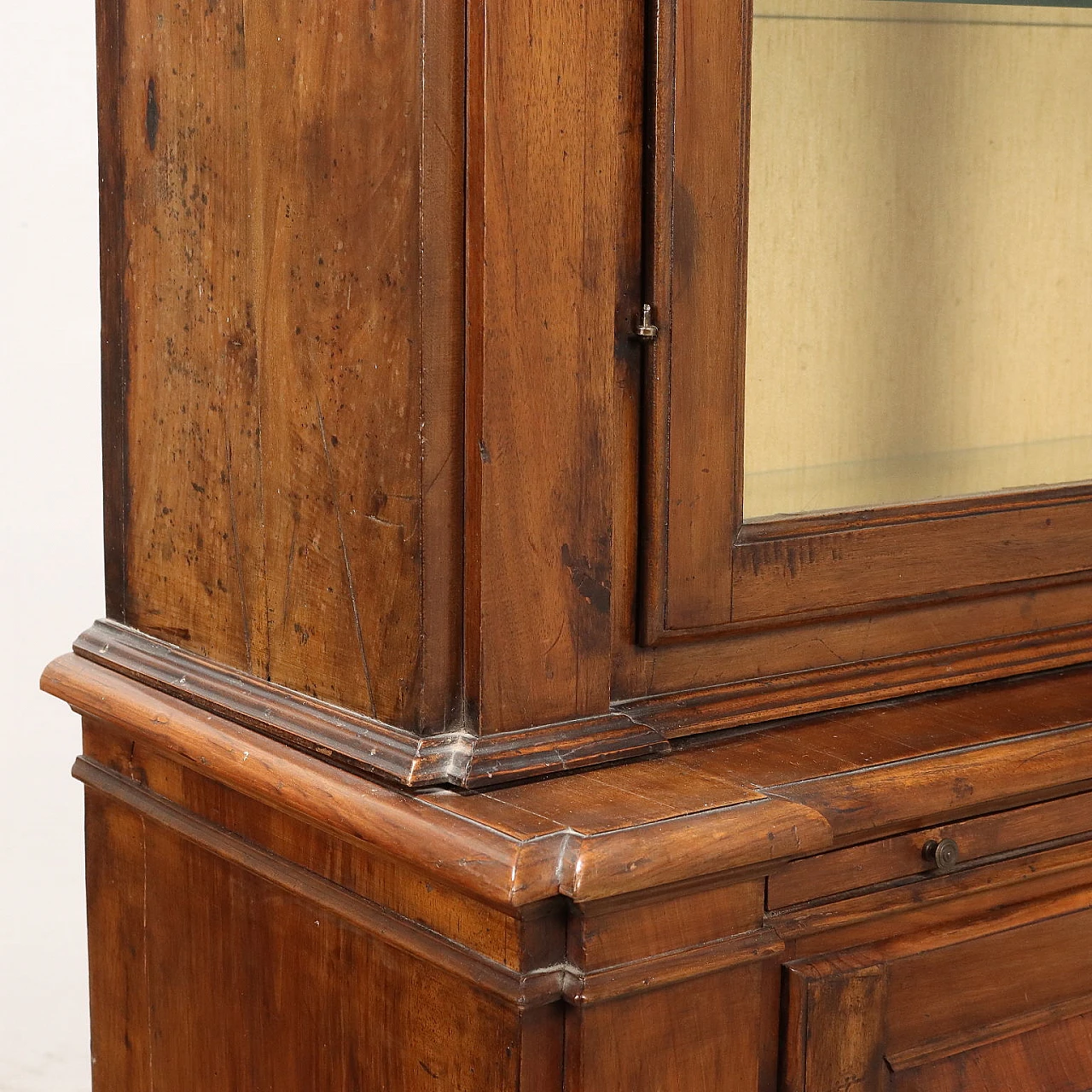 Vetrina in noce con ante e piedi tronco piramidali 6