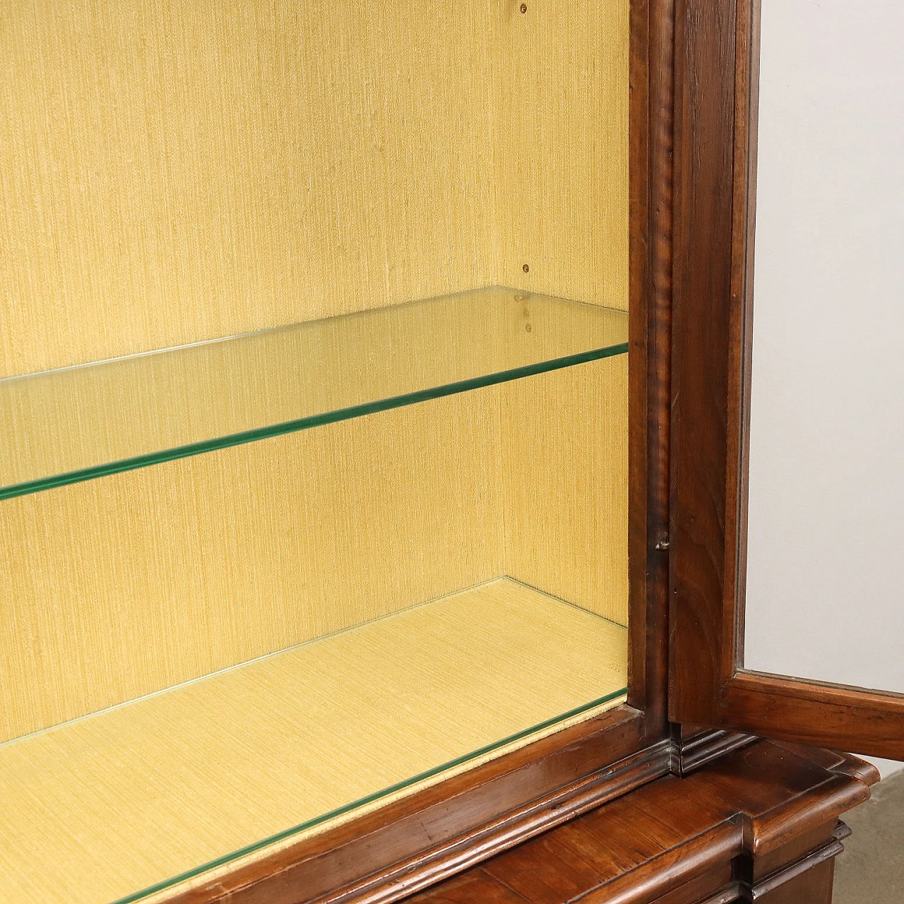 Vetrina in noce con ante e piedi tronco piramidali 7