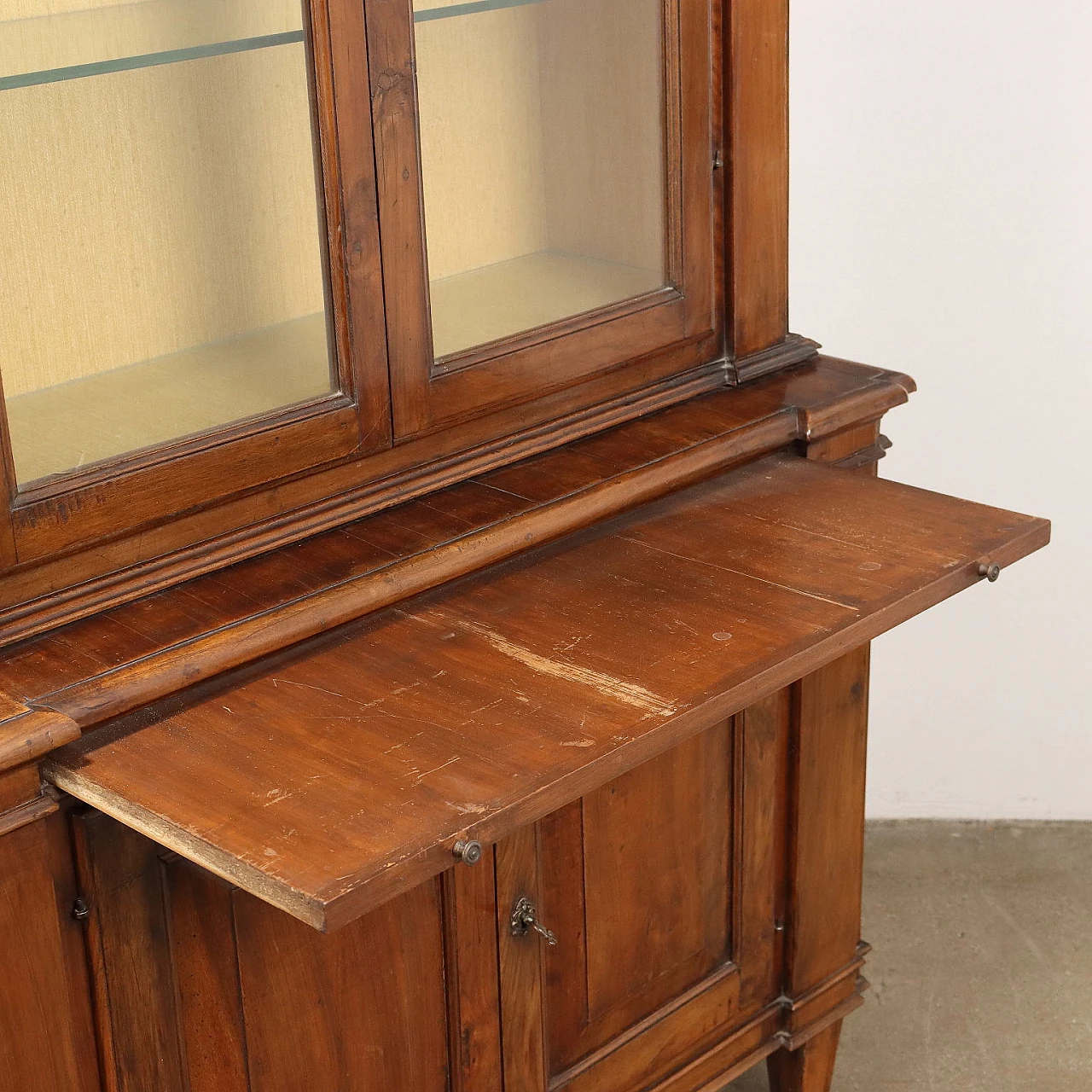 Vetrina in noce con ante e piedi tronco piramidali 8