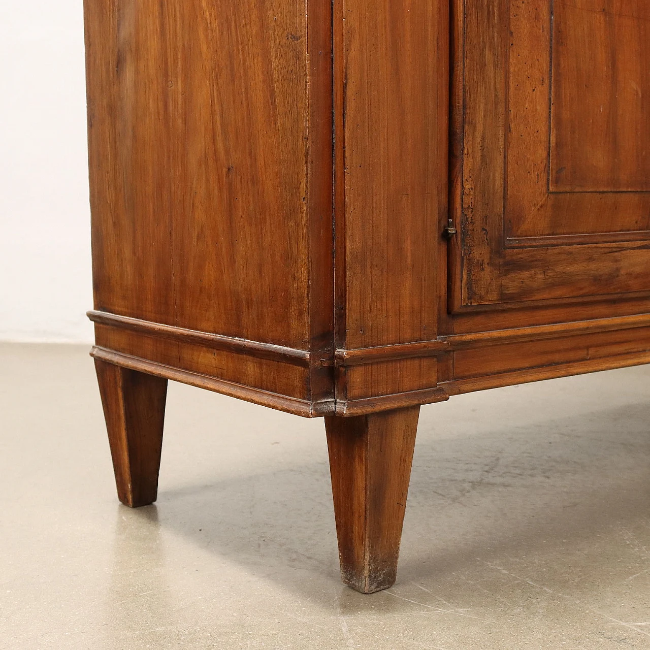 Vetrina in noce con ante e piedi tronco piramidali 9