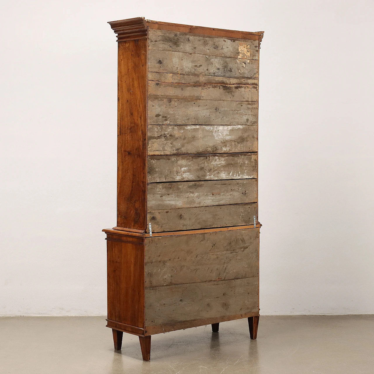 Vetrina in noce con ante e piedi tronco piramidali 10