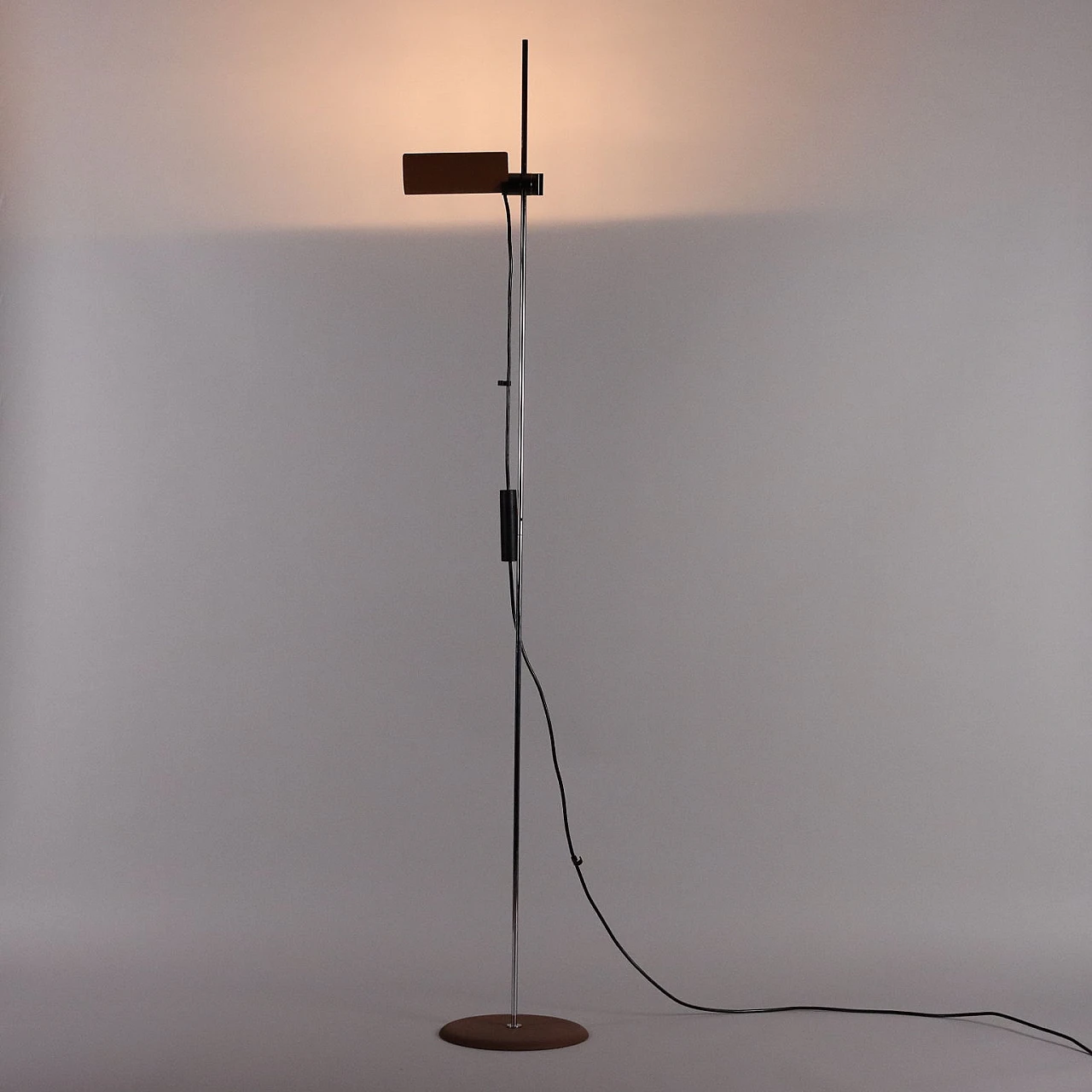 Lampada da terra con struttura e base in metallo, anni '70 1