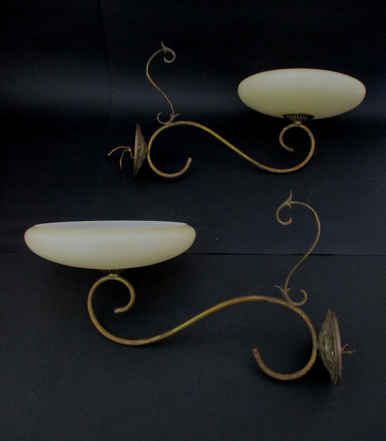 Pair of Liberty wall lamps in brass and glass from the 1900s 3