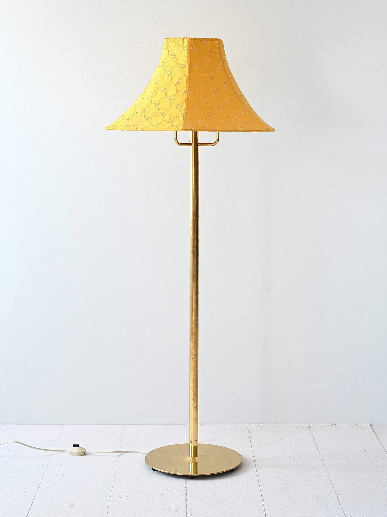 Lampada vintage con paralume giallo 2