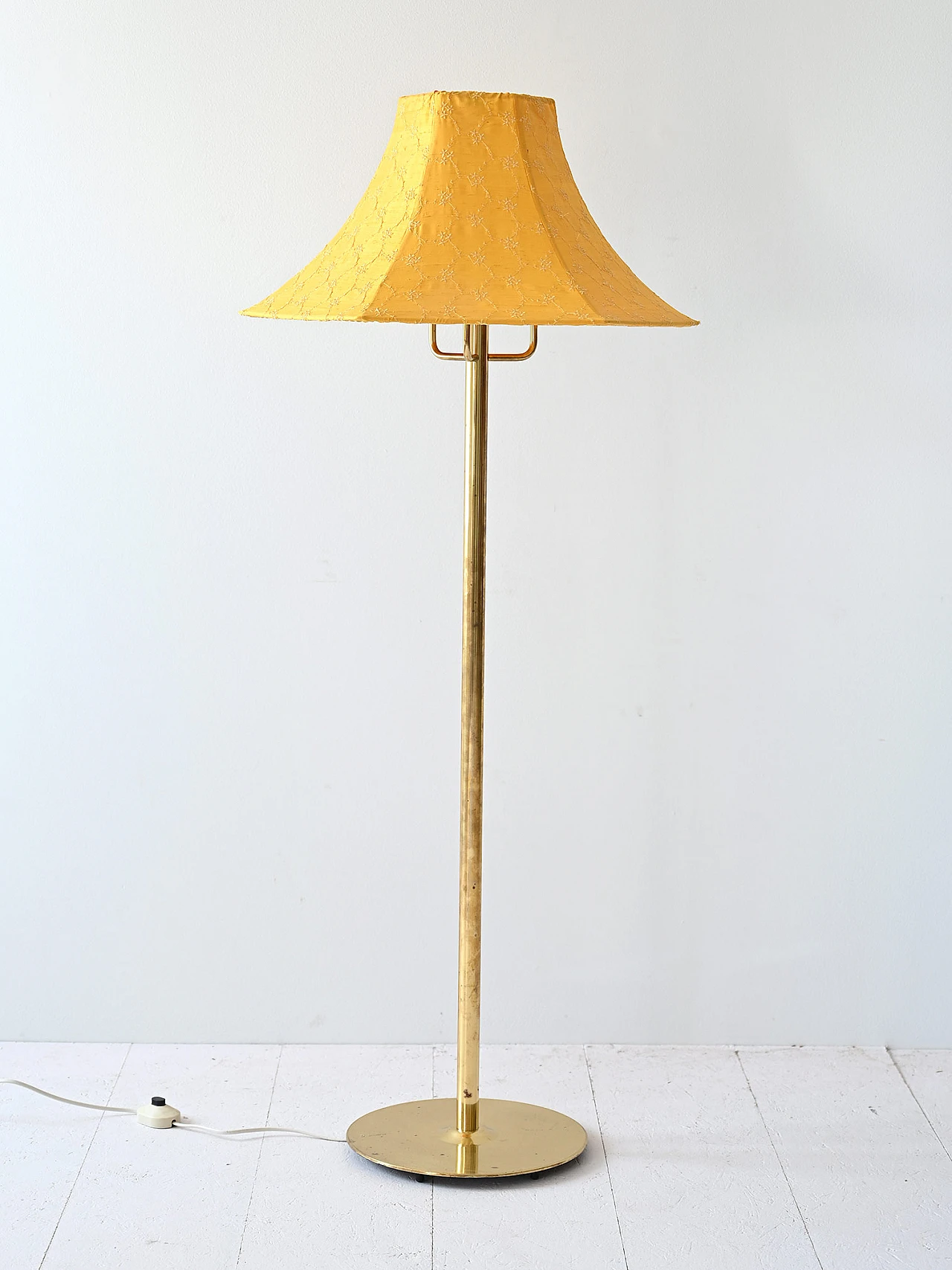 Lampada vintage con paralume giallo 3