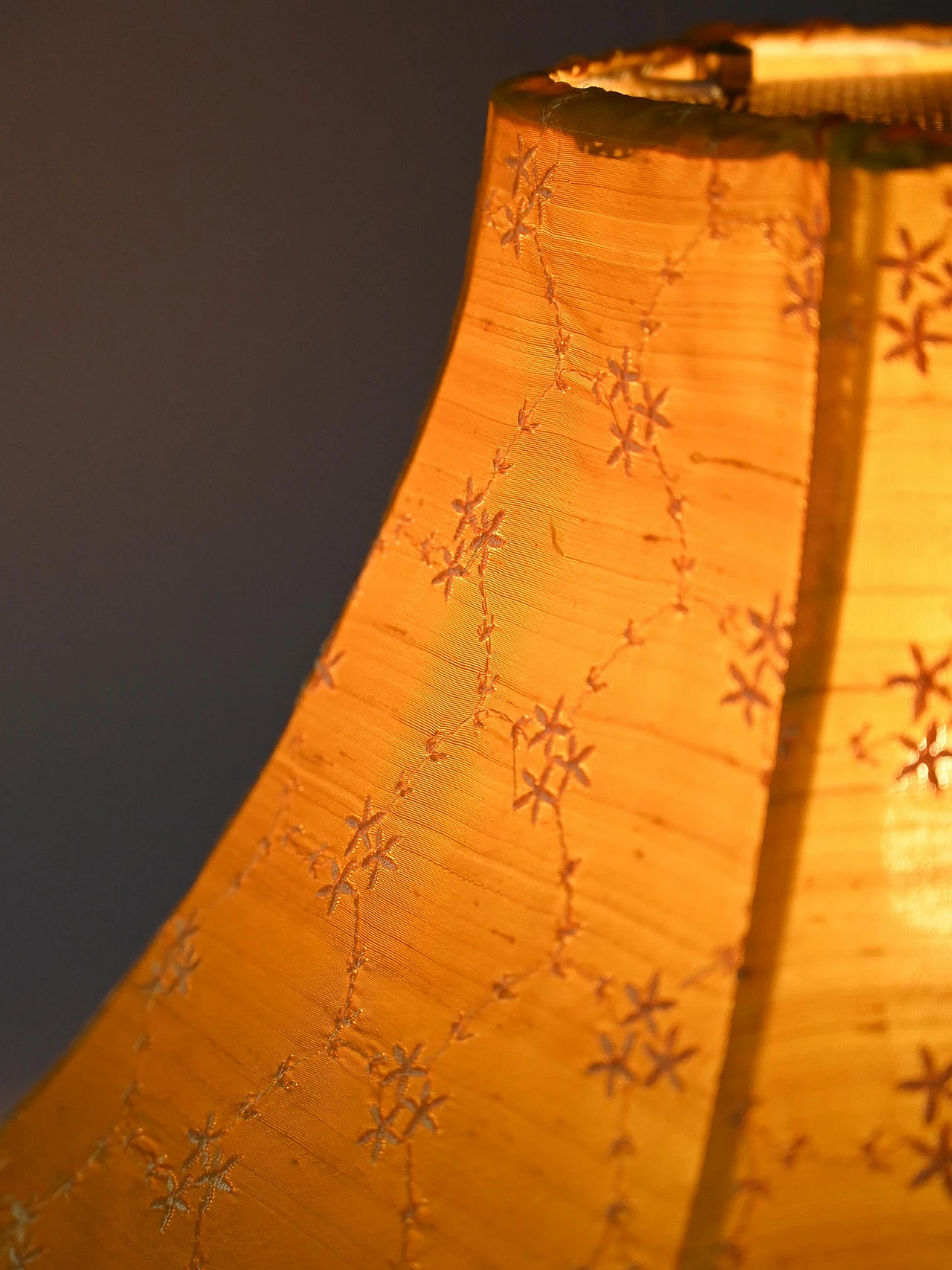 Lampada vintage con paralume giallo 9
