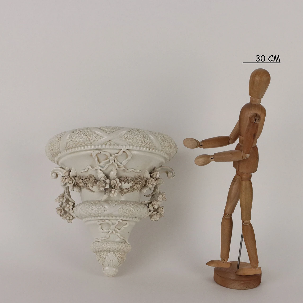 White ceramic shelf with embossed flowers, ribbons and bows 2