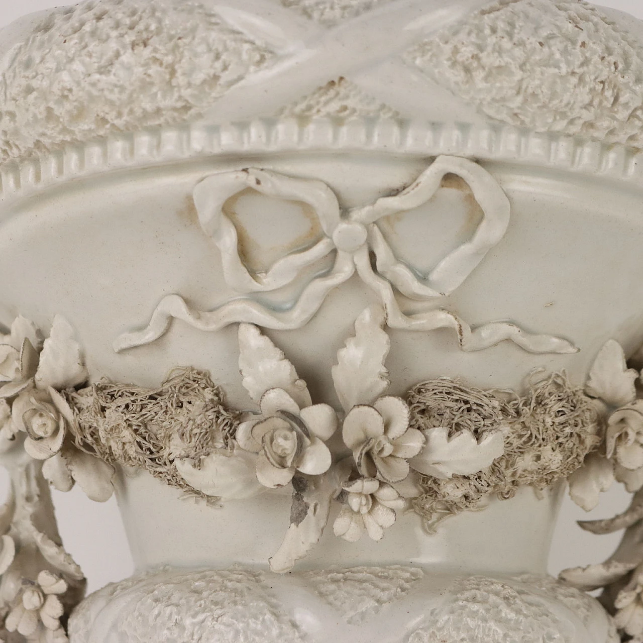 White ceramic shelf with embossed flowers, ribbons and bows 3