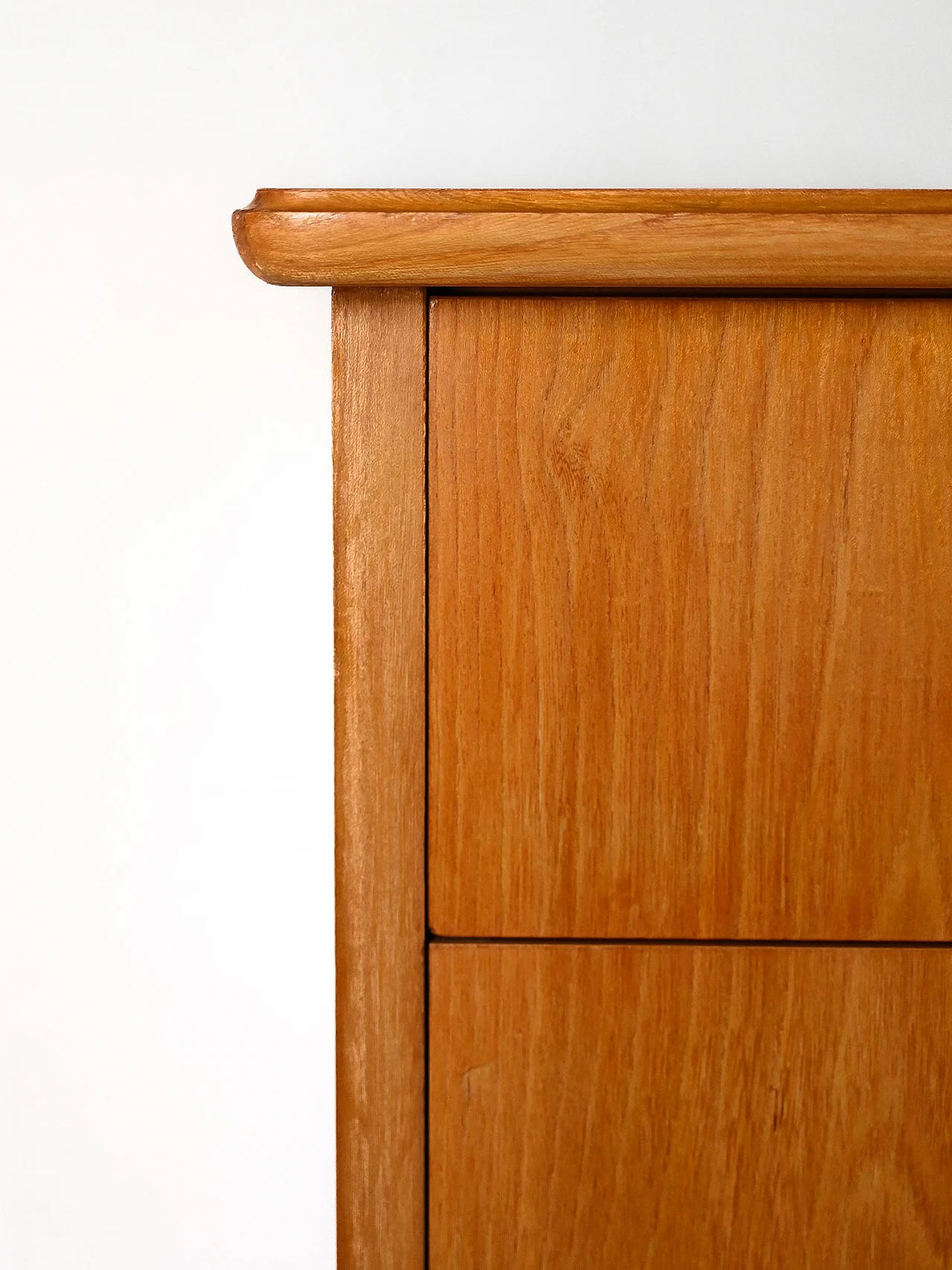 Vintage chest of drawers with gold handles 5