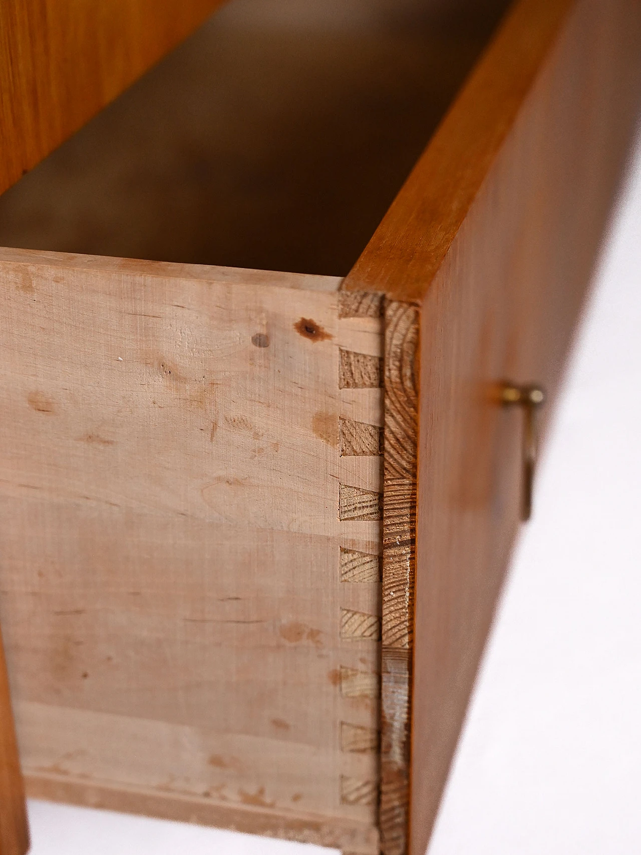 Vintage chest of drawers with gold handles 8