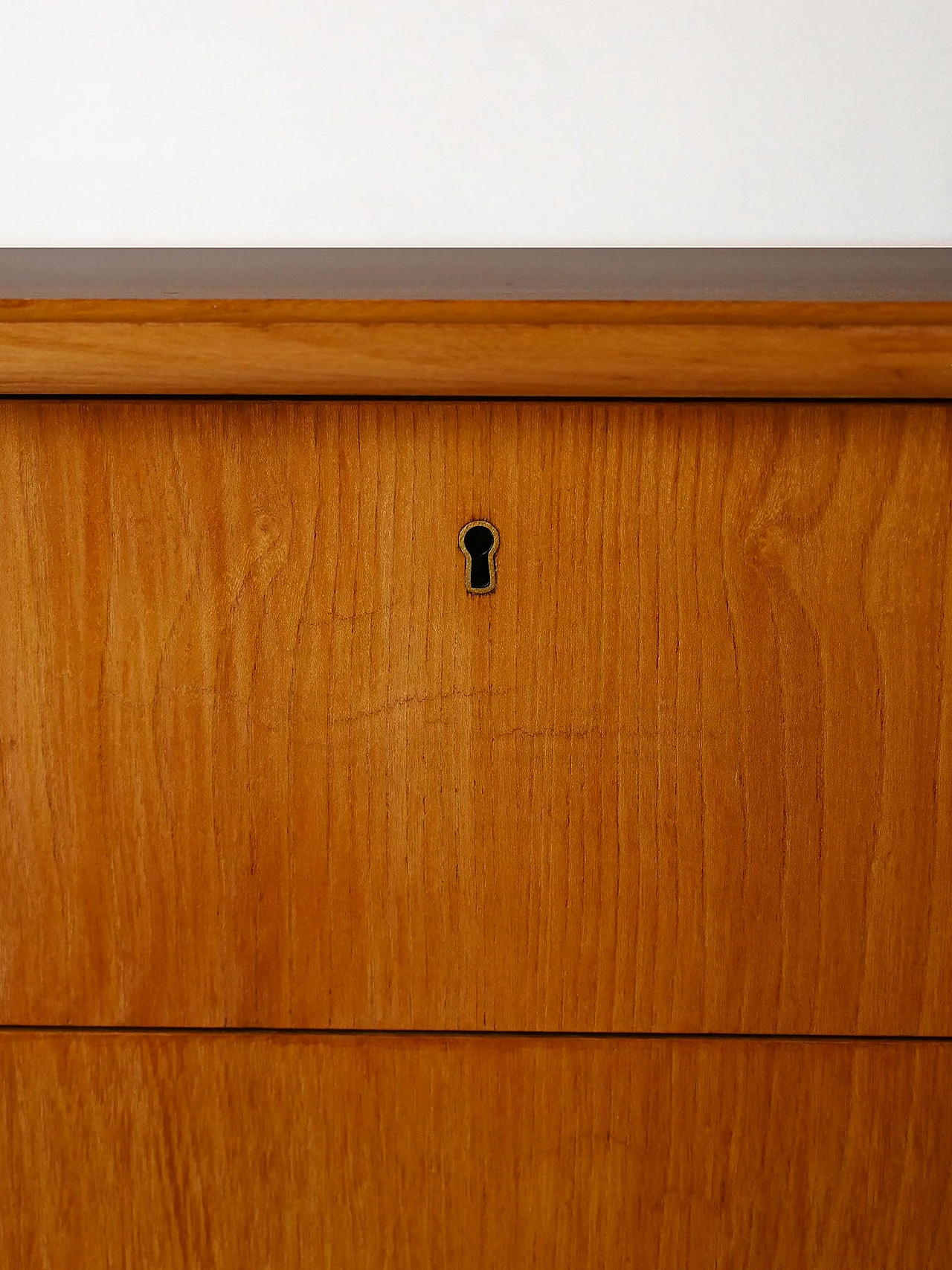 Vintage chest of drawers with gold handles 9