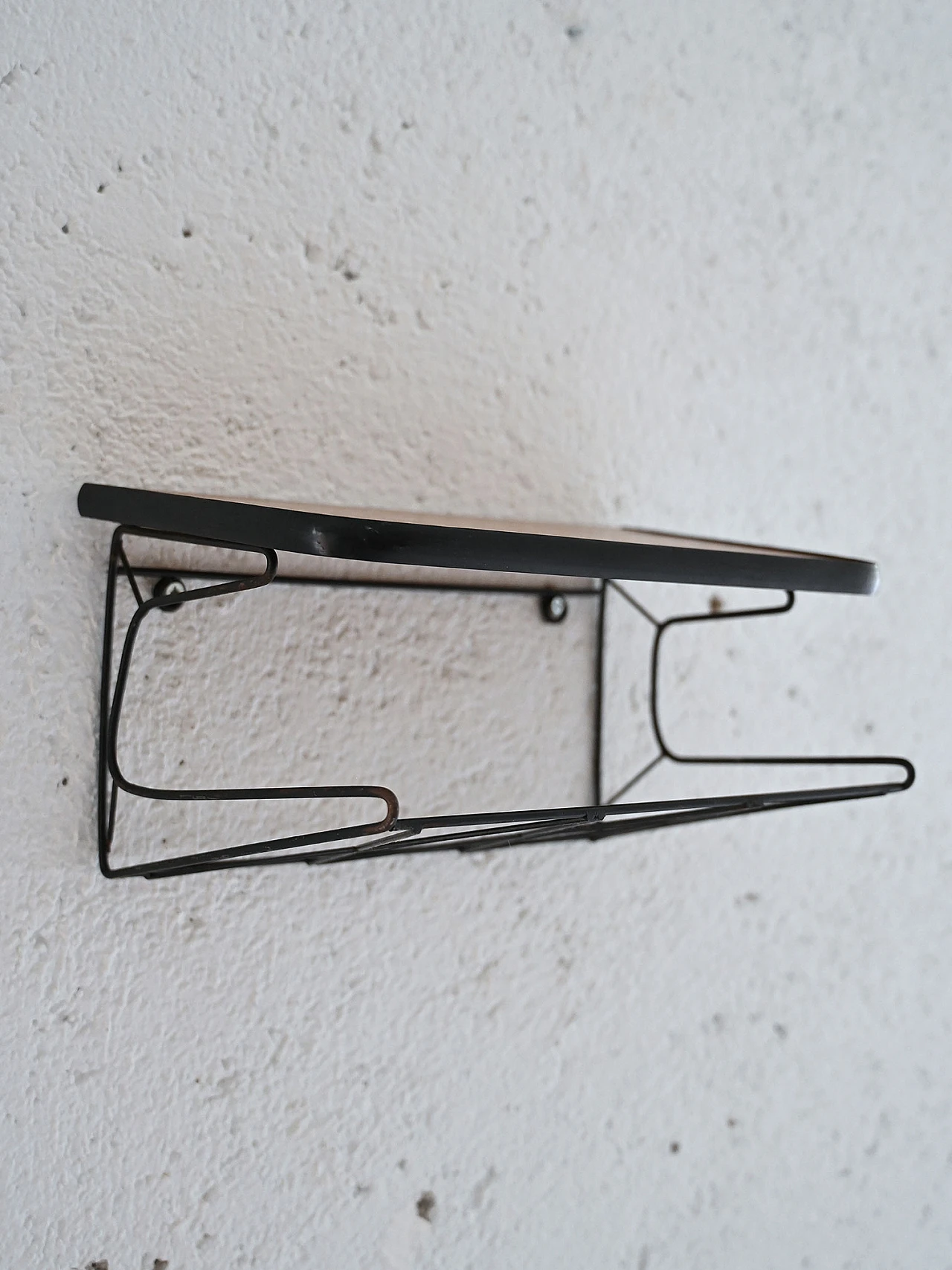 Comodino sospeso in teak e metallo 4