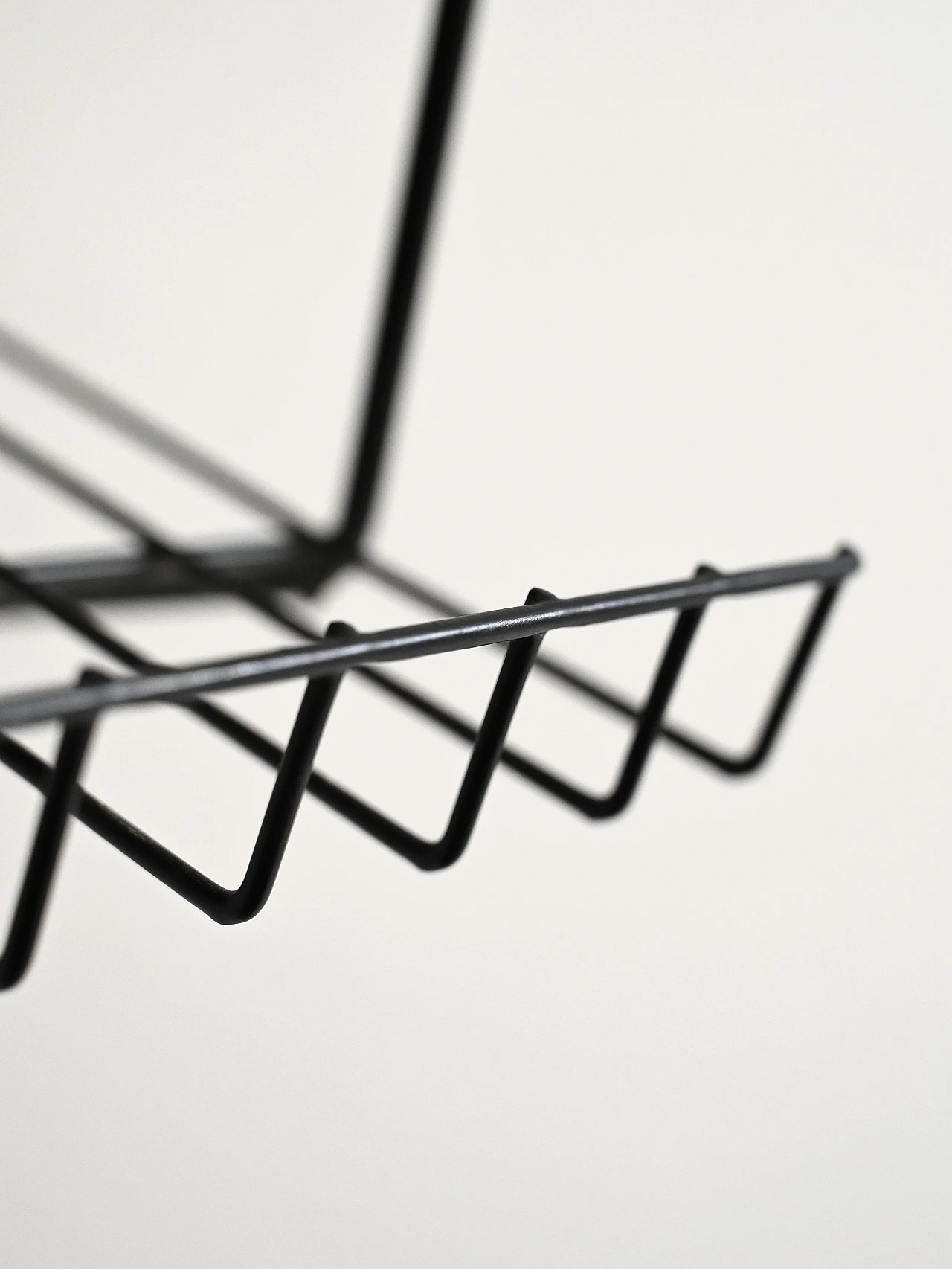 Comodino sospeso svedese in teak e metallo anni '50 1