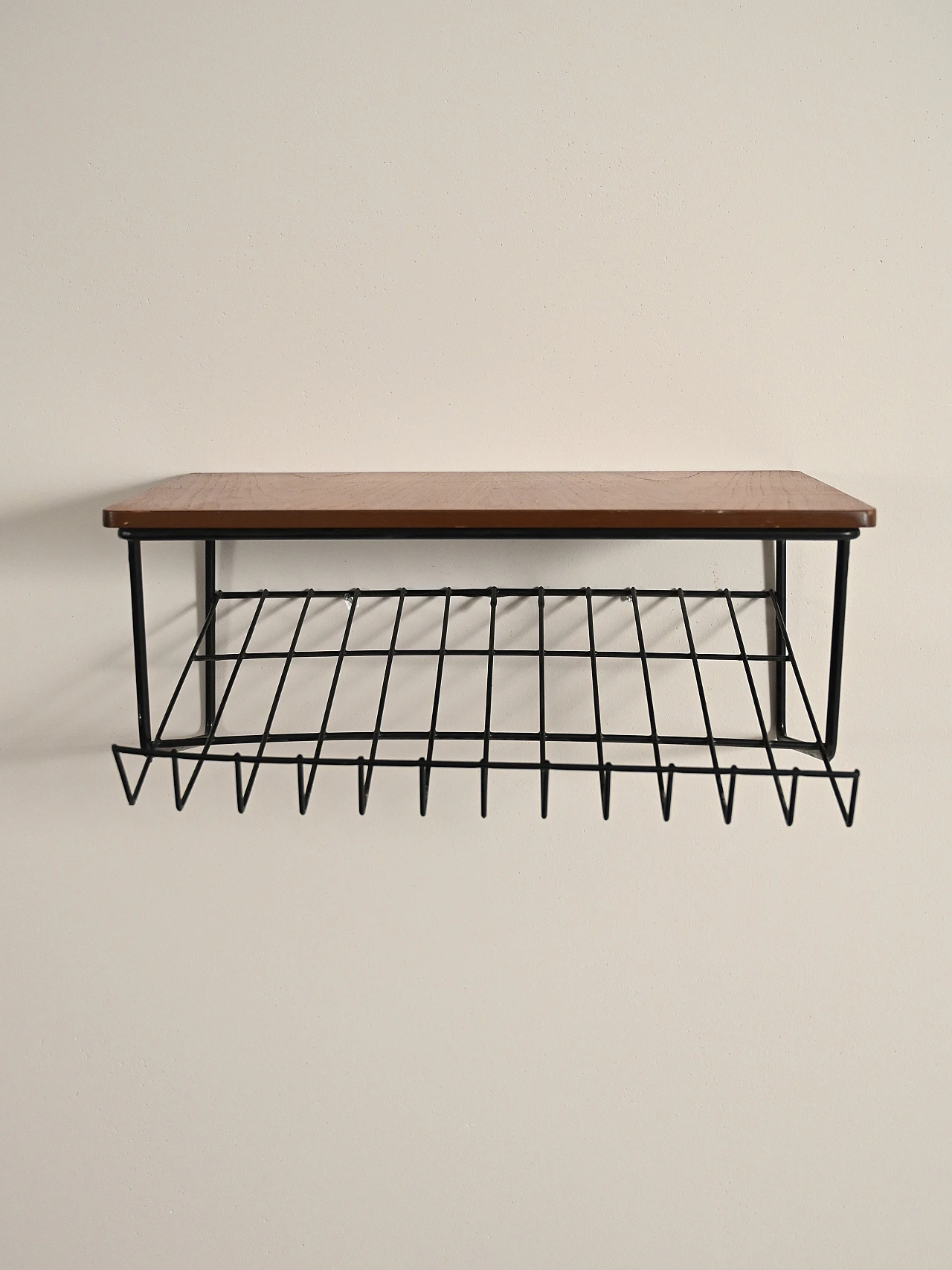 Comodino sospeso svedese in teak e metallo anni '50 2