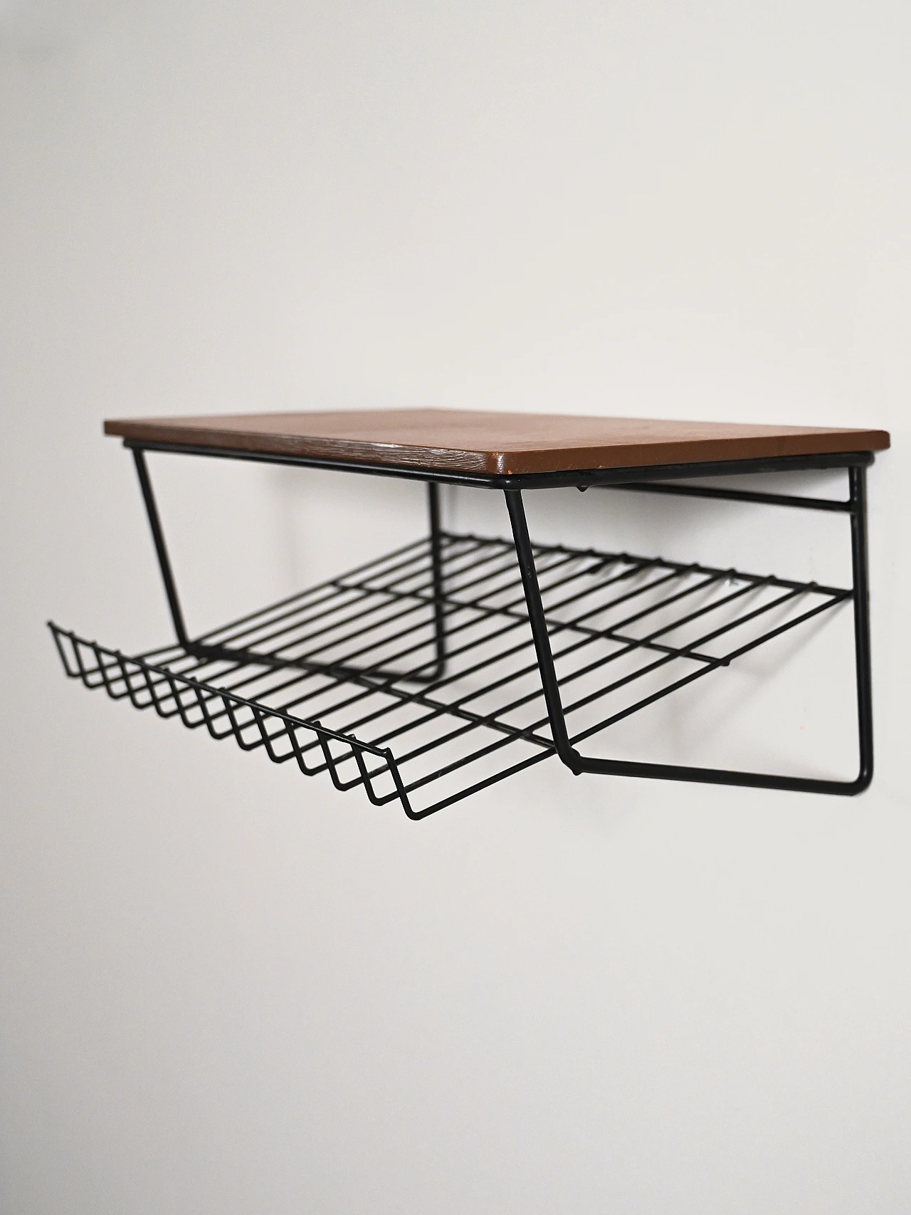 Comodino sospeso svedese in teak e metallo anni '50 3