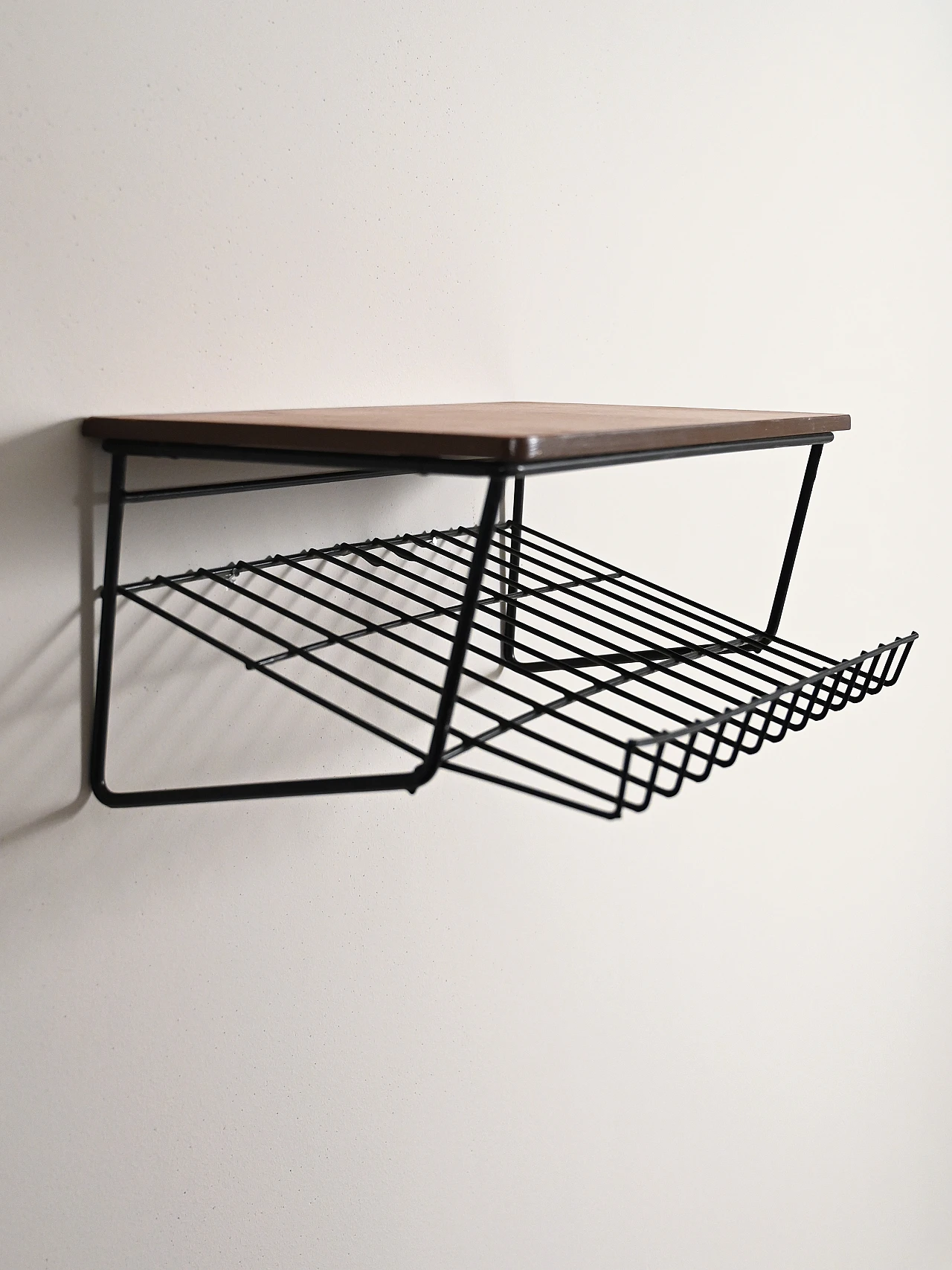 Comodino sospeso svedese in teak e metallo anni '50 4