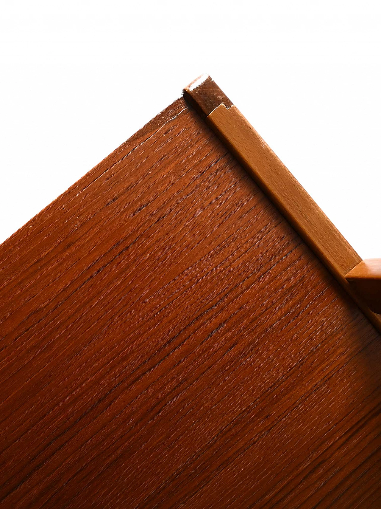 Libreria scandinava con vano contenitore 7