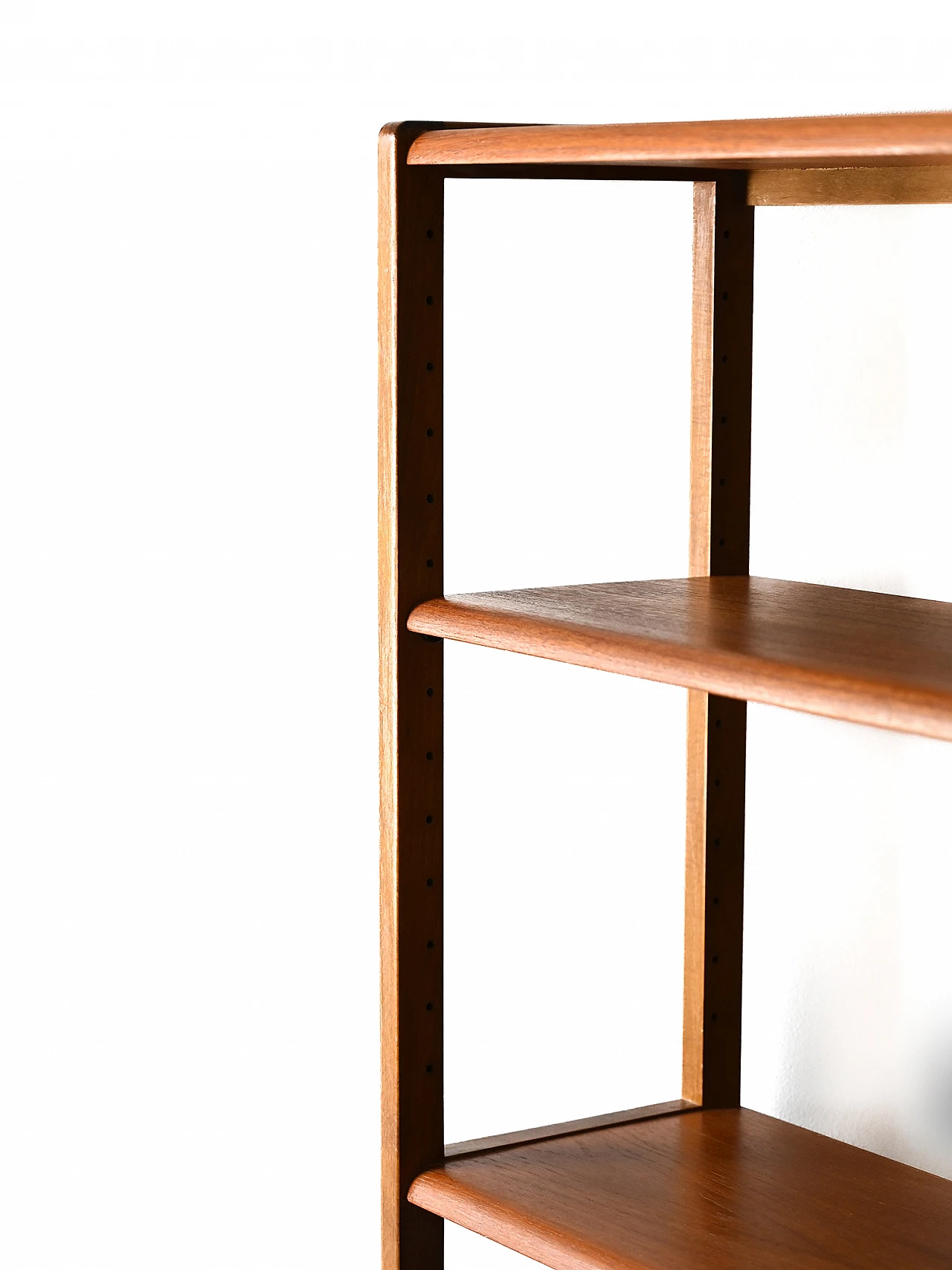 Libreria scandinava con vano contenitore 13