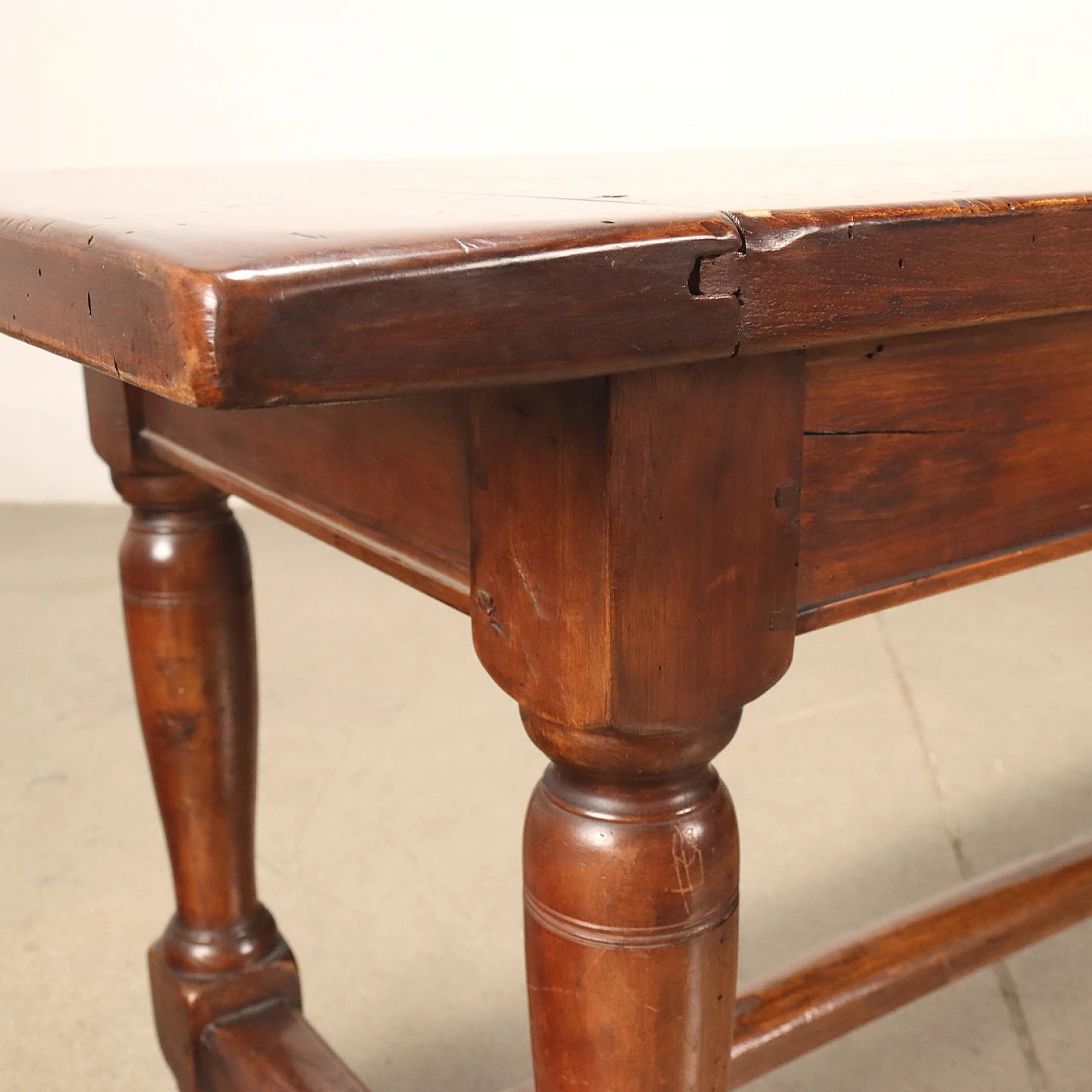 Tavolo Neorinascimento in noce con gambe tornite, fine '800 6