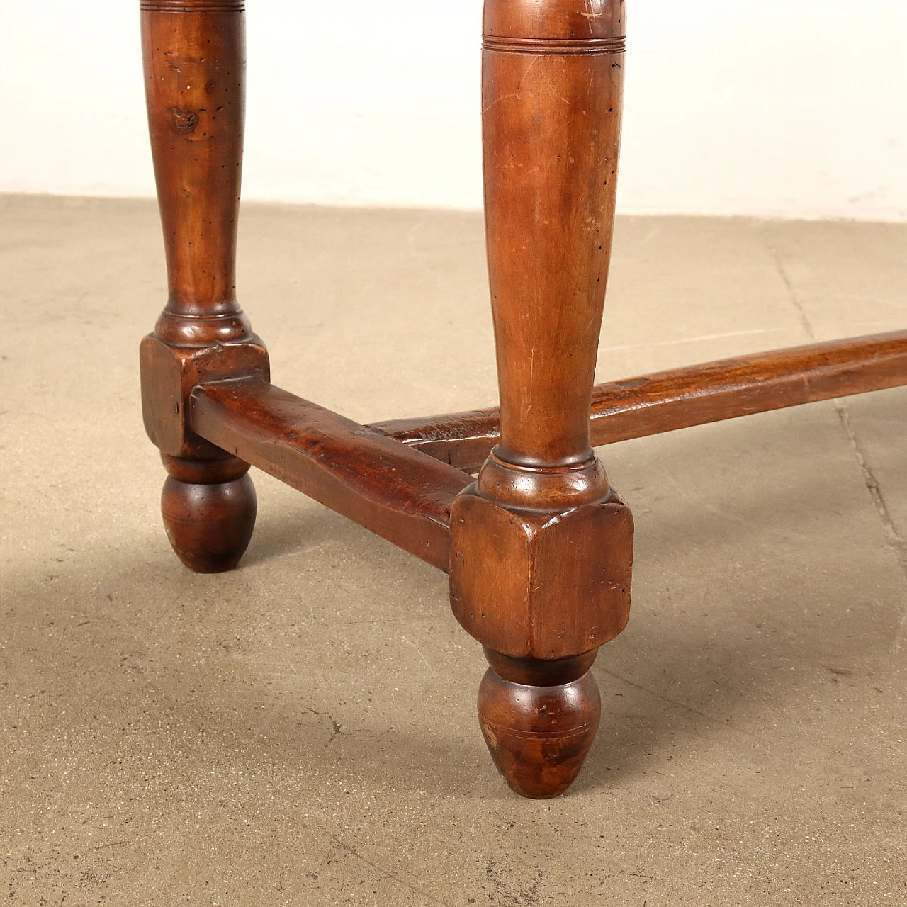 Tavolo Neorinascimento in noce con gambe tornite, fine '800 7