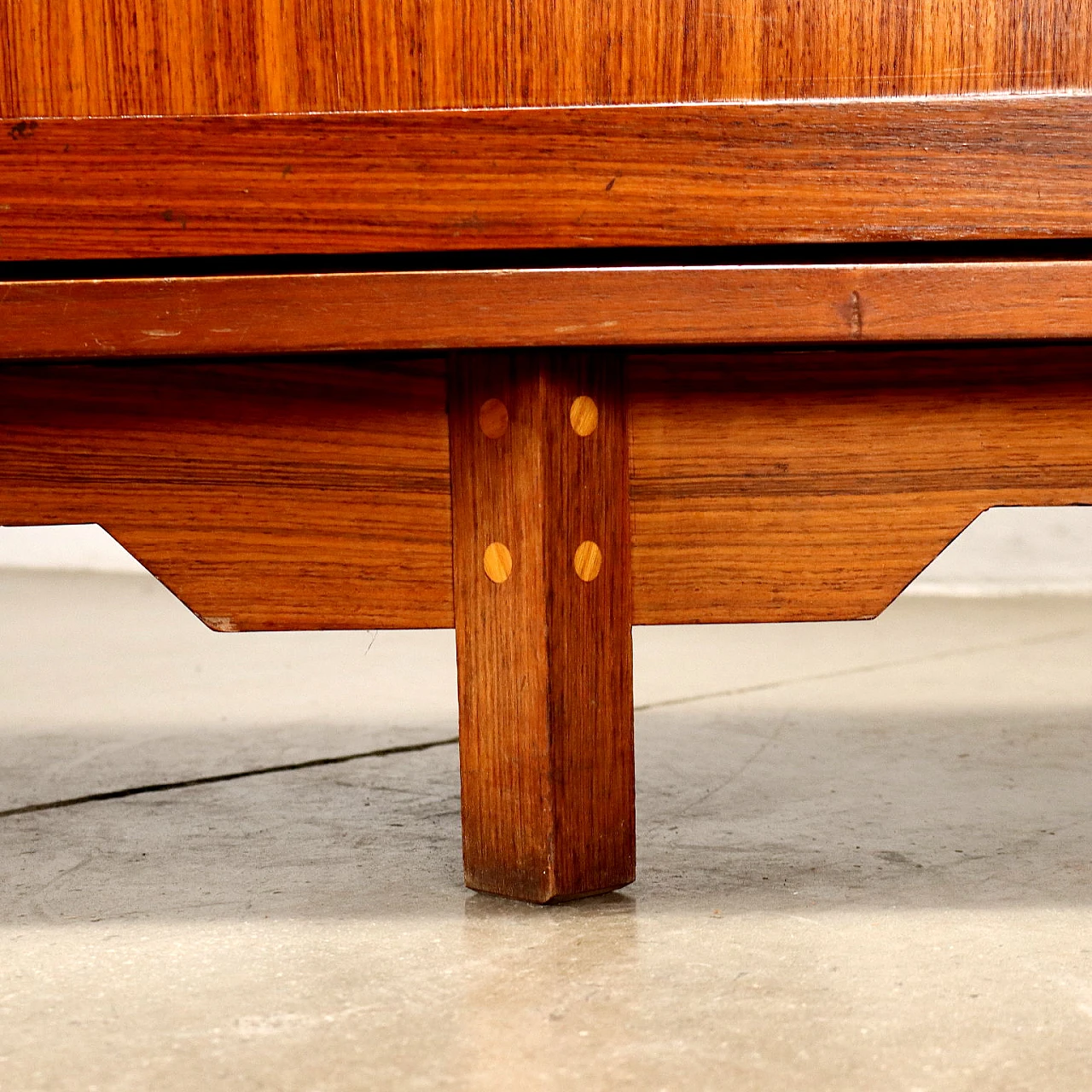 Credenza in impiallicciatura di legni esotici, anni '60 7