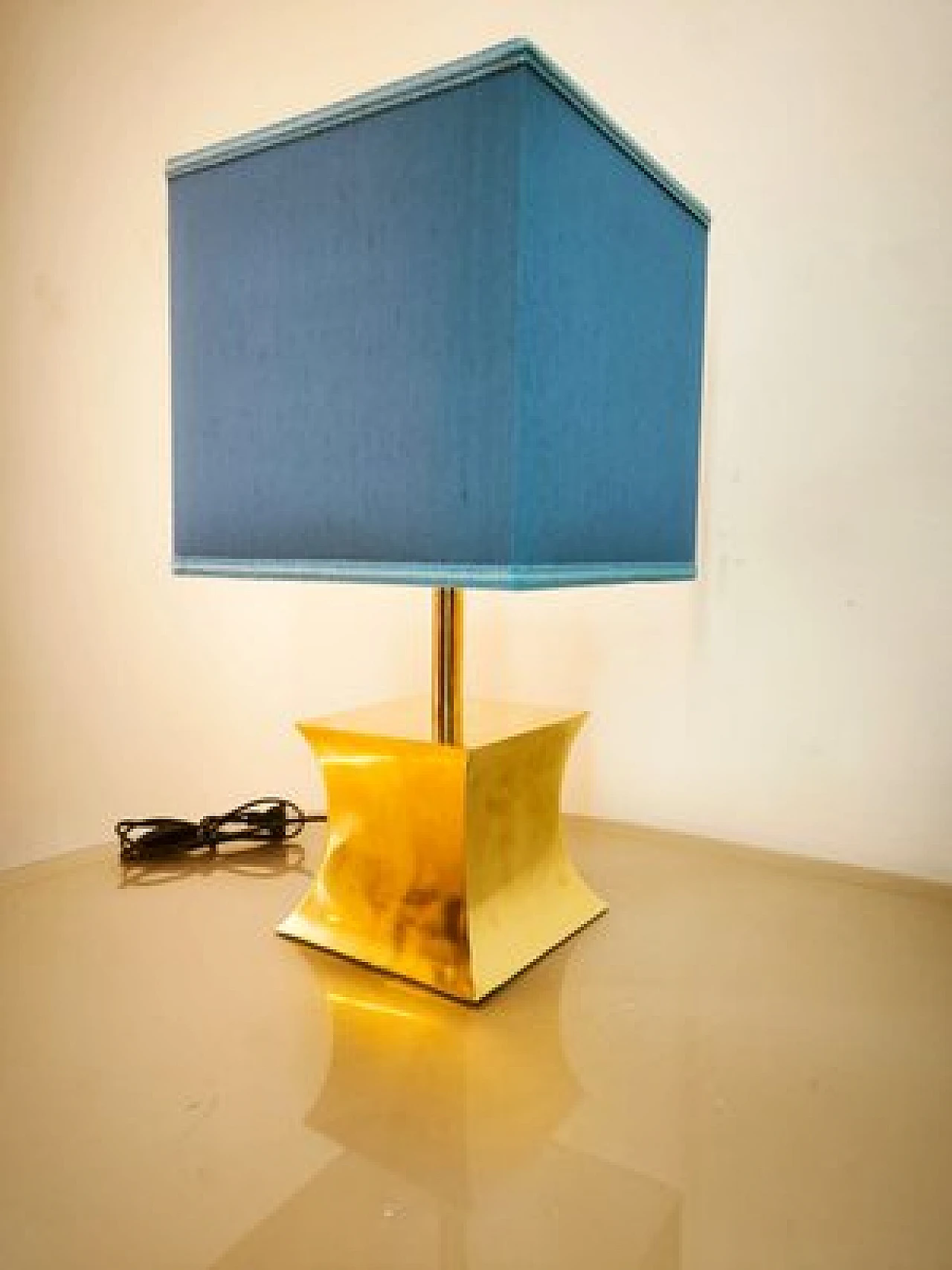 Lampada da tavolo in ottone con cupola in tessuto, anni '60 1