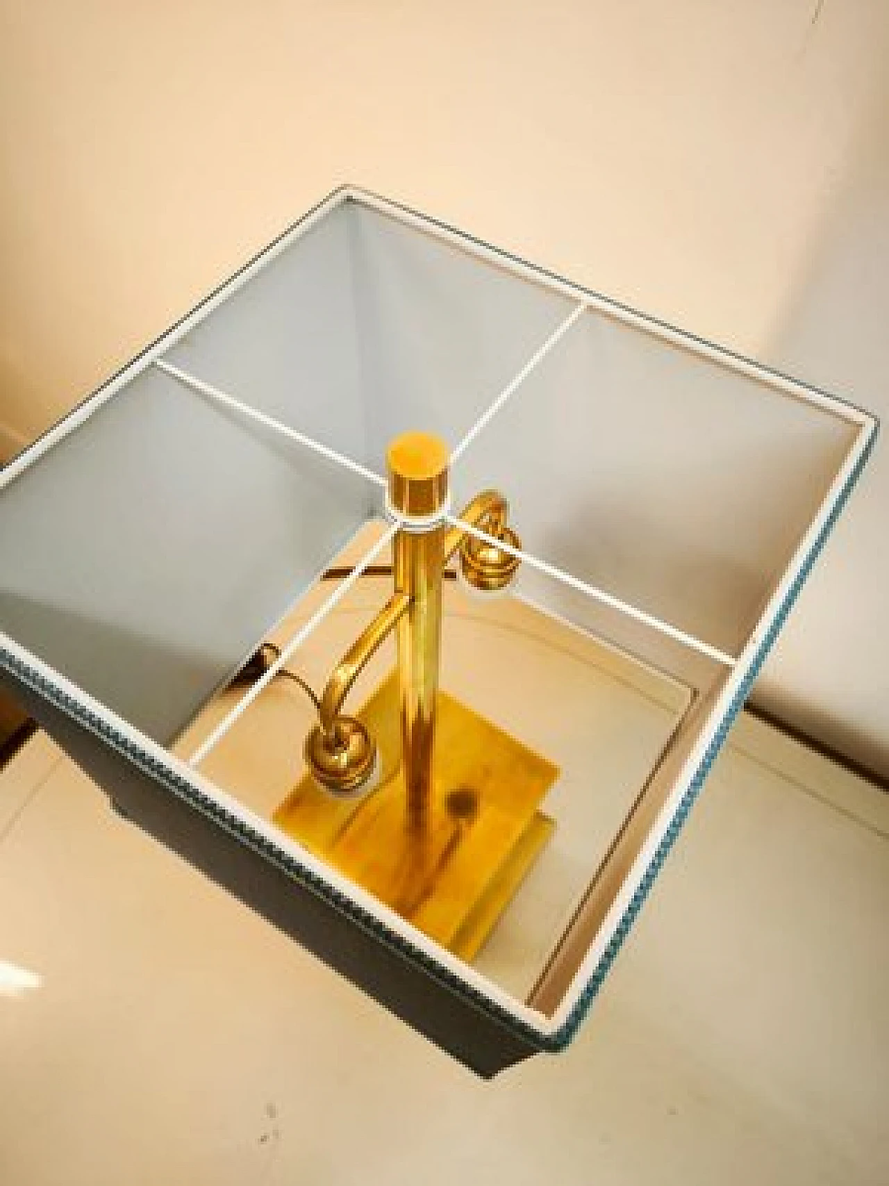 Lampada da tavolo in ottone con cupola in tessuto, anni '60 4