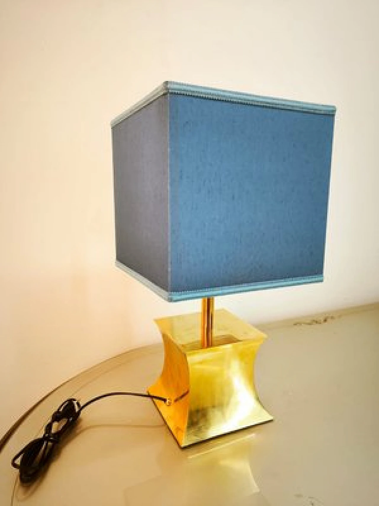 Lampada da tavolo in ottone con cupola in tessuto, anni '60 9