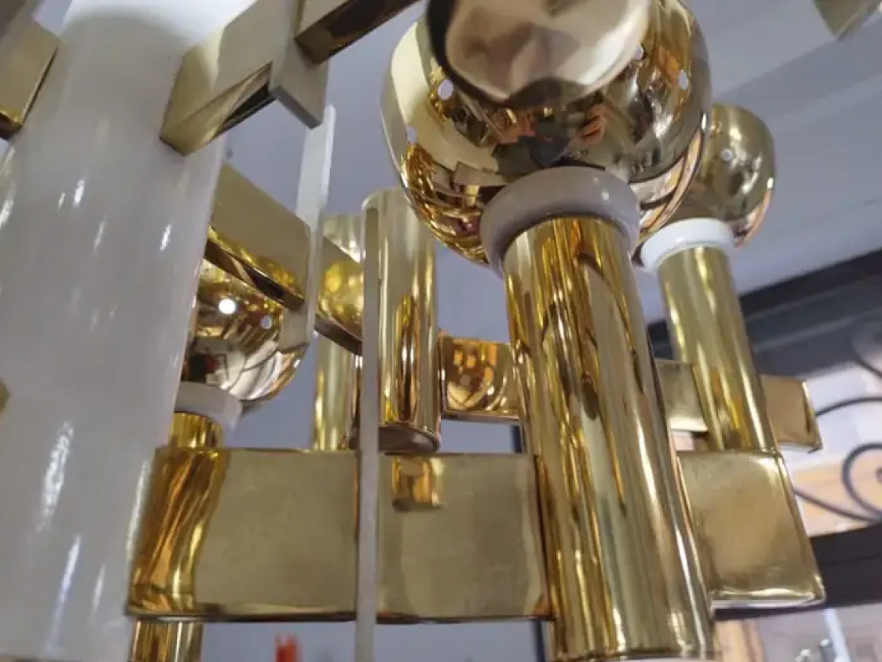 Lampadario in ottone e metallo verniciato bianco, metà '900 4